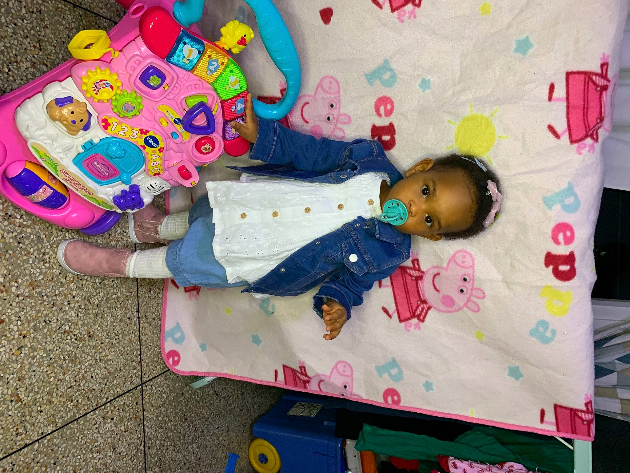 Julia a rejoint le concours — aidez-le/la à gagner de superbes lots ! art, baby, baby_products, baby_toddler_clothing, baby_toys, child, happy, linens, magenta, pattern, person, pink, plastic, play, room, textile, toddler, toy, visual_arts