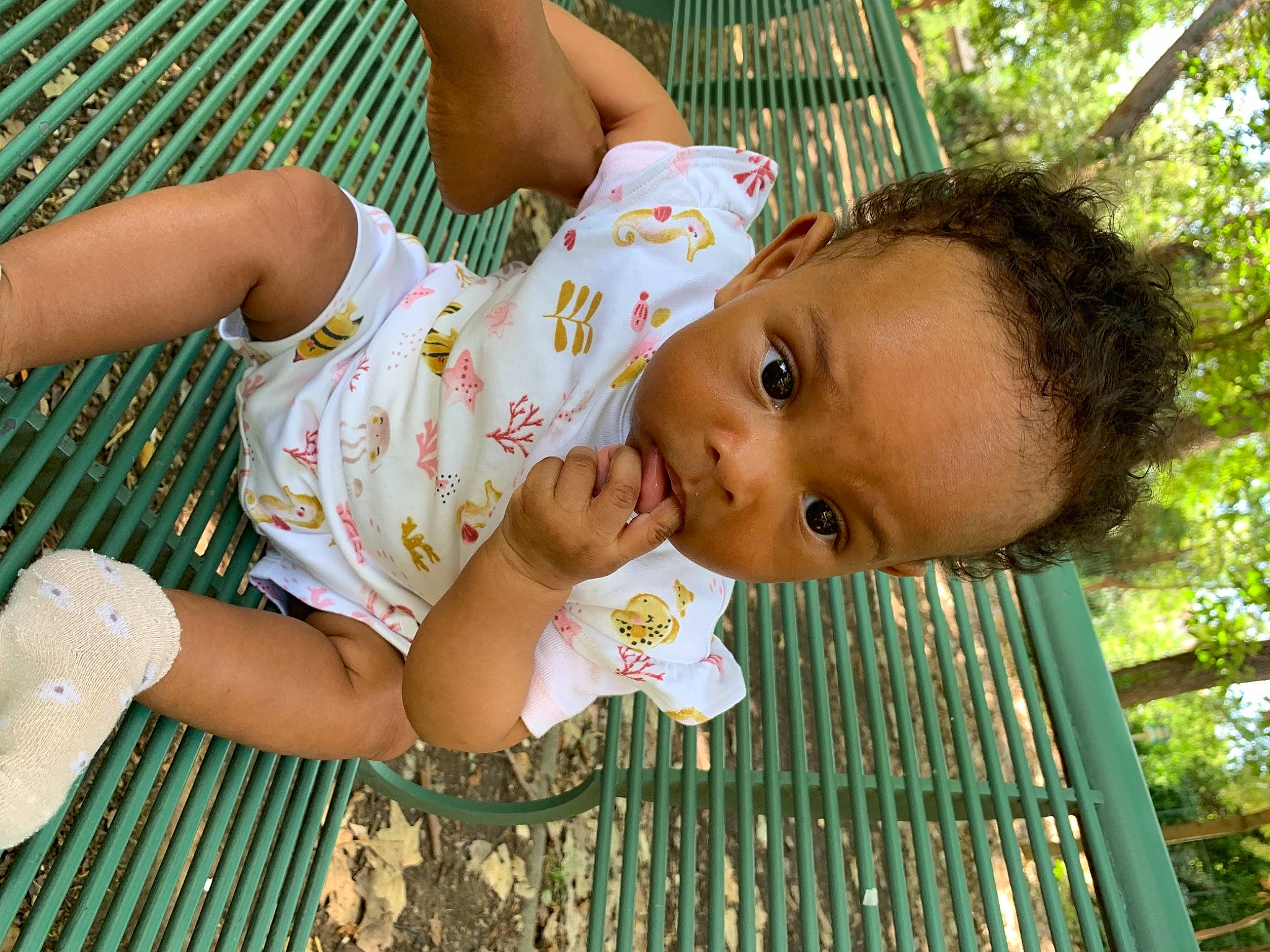 Julia a rejoint le concours — aidez-le/la à gagner de superbes lots ! baby, baby_toddler_clothing, child, fun, grass, green, happy, leisure, pattern, people_in_nature, person, play, recreation, sandal, sitting, skin, toddler, tree, vacation