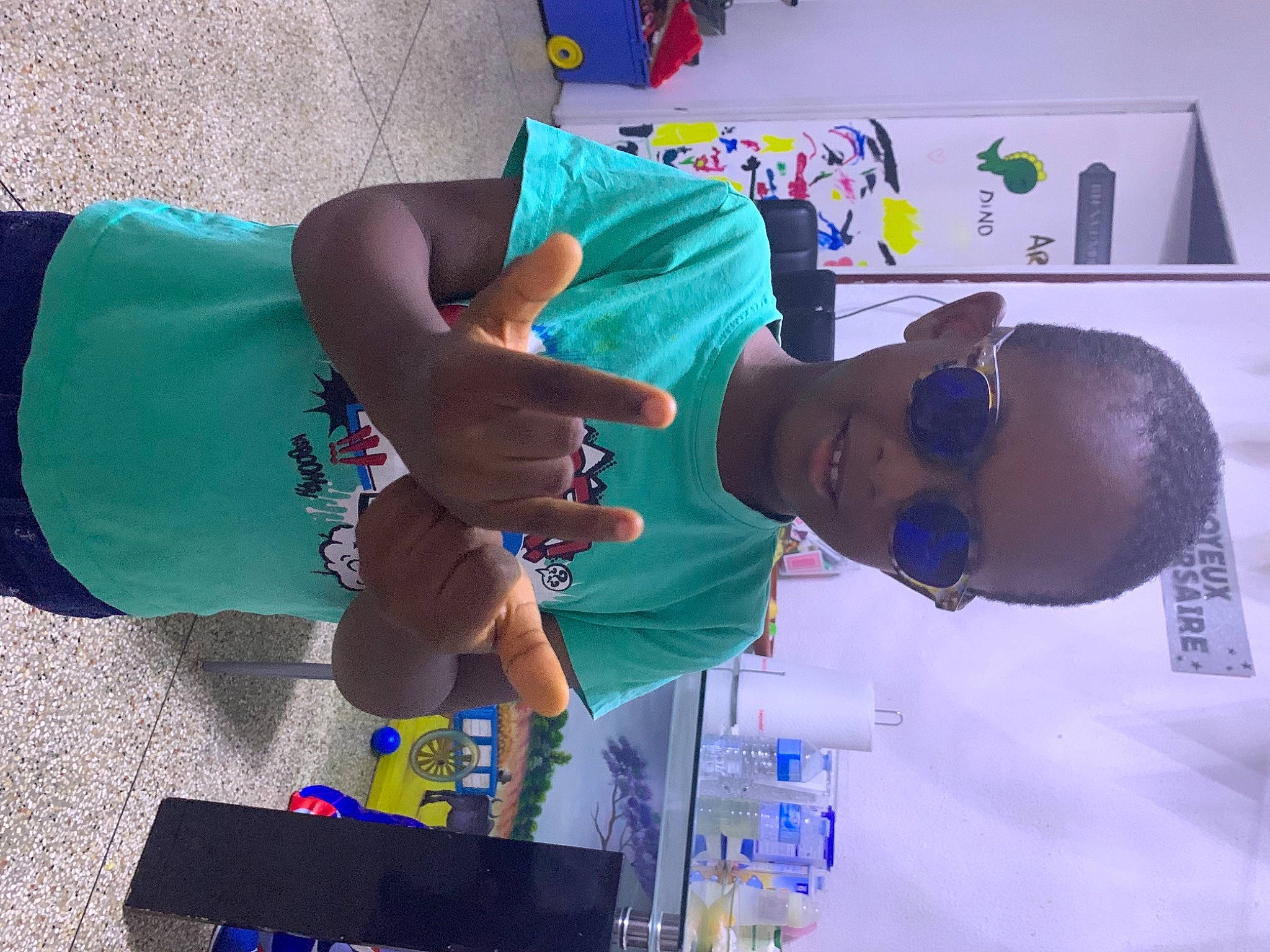 Elias a rejoint le concours — aidez-le/la à gagner de superbes lots ! arm, blue, child, community, elbow, electric_blue, event, fun, leisure, person, play, t_shirt, visual_arts, water, world, wrist