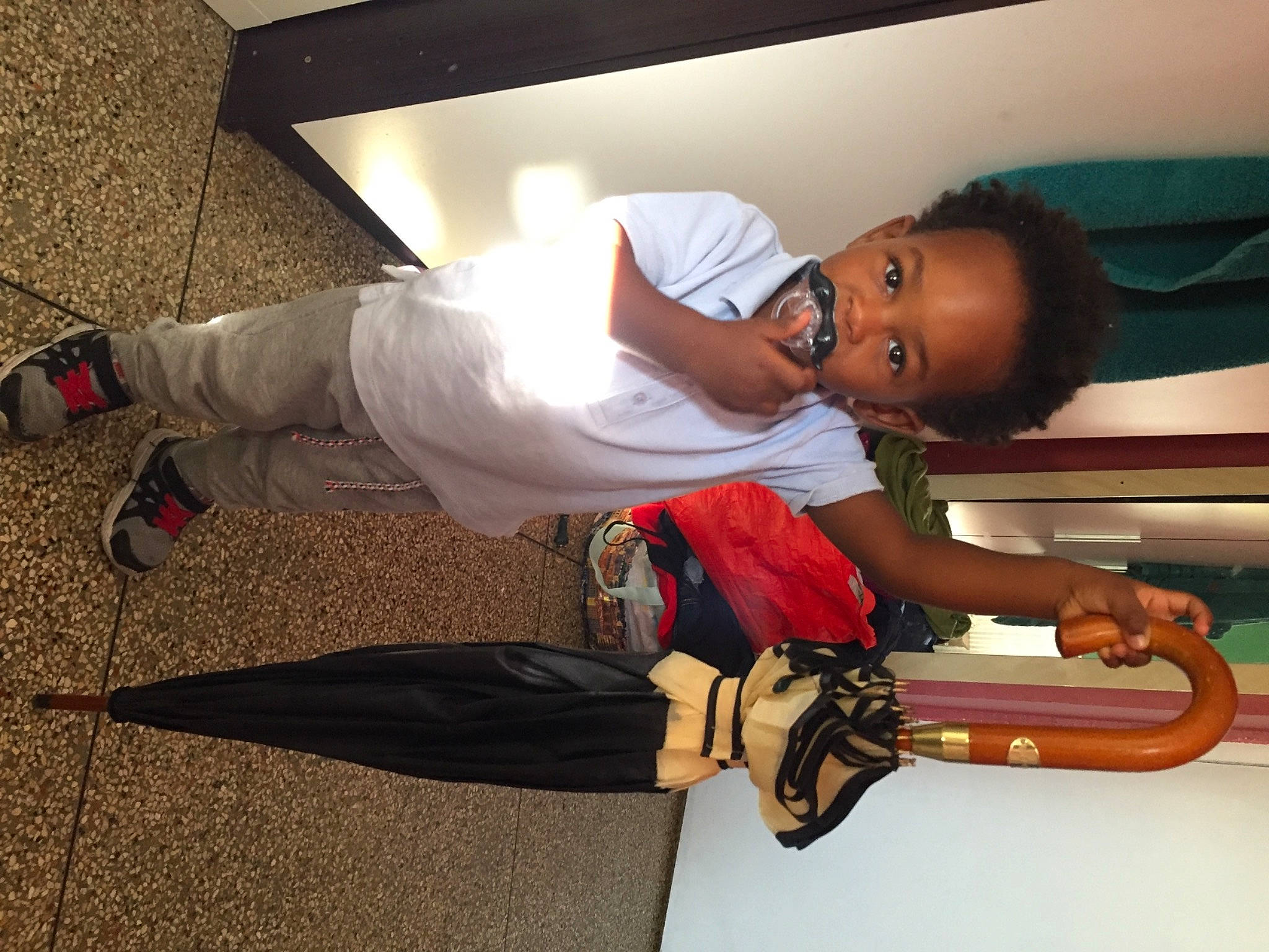 Elias participe au concours pour gagner de l'argent avec cette photo : elbow, eyewear, flash_photography, flooring, fun, happy, hat, joint, knee, person, room, sitting, smile, sneakers