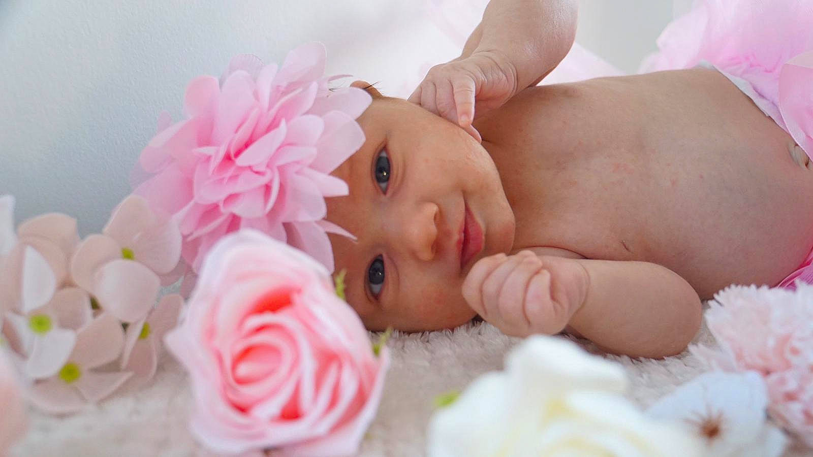 Mélyana a rejoint le concours — aidez-le/la à gagner de superbes lots ! baby, beauty, cheek, child, close_up, face, hair_accessory, hand, head, headgear, headwear, mouth, nose, person, petal, photograph, photography, pink, product, skin