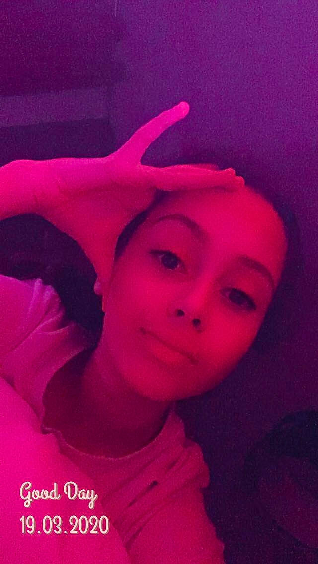 Ritej a rejoint le concours — aidez-le/la à gagner de superbes lots ! chin, costume_accessory, eyebrow, flesh, forehead, gesture, lip, magenta, person, pink, selfie