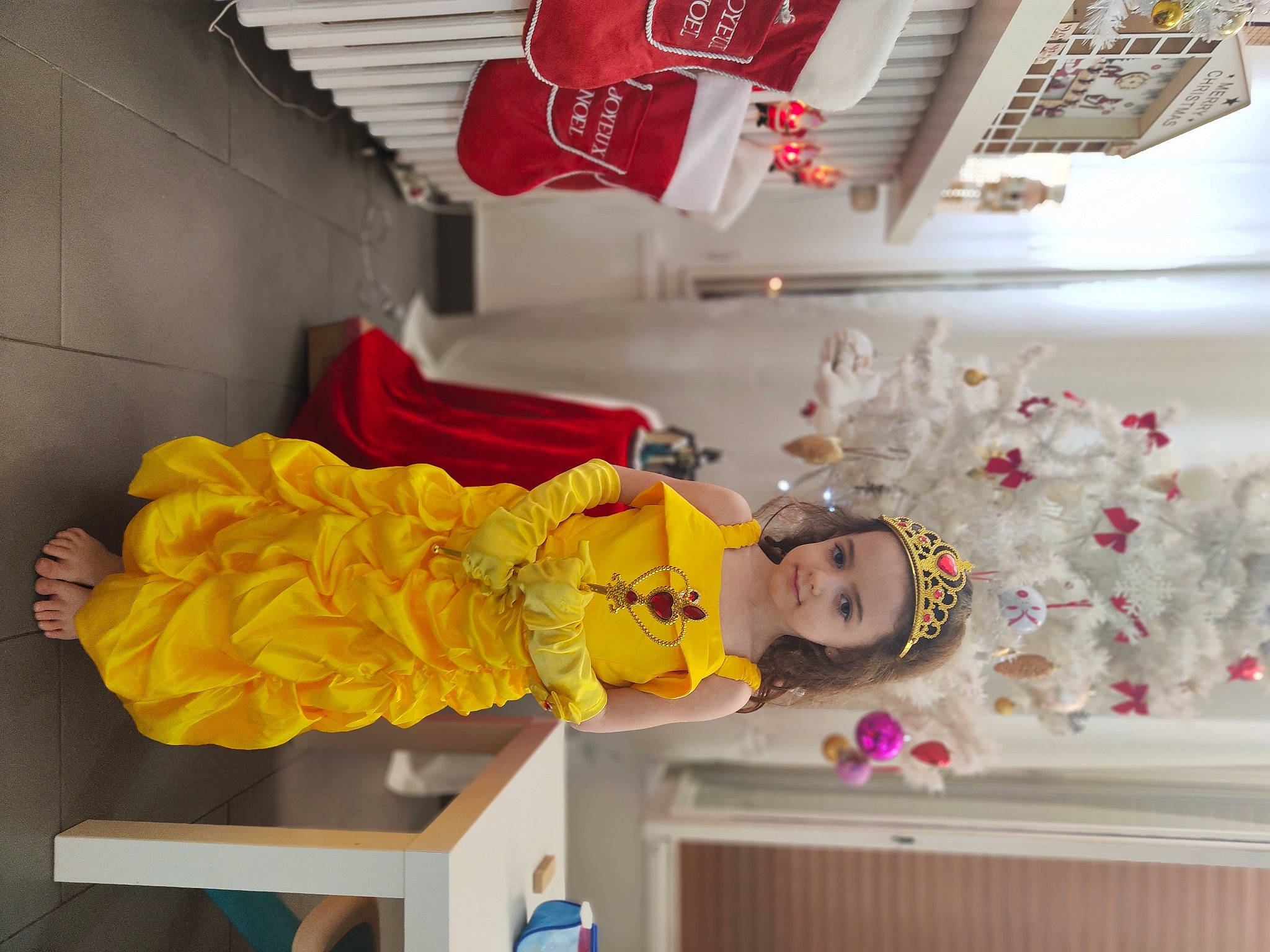 Alycia participe au concours pour gagner de l'argent avec cette photo : building, child, happy, headwear, interior_design, peach, person, plant, room, shelf, smile, table, textile, toddler