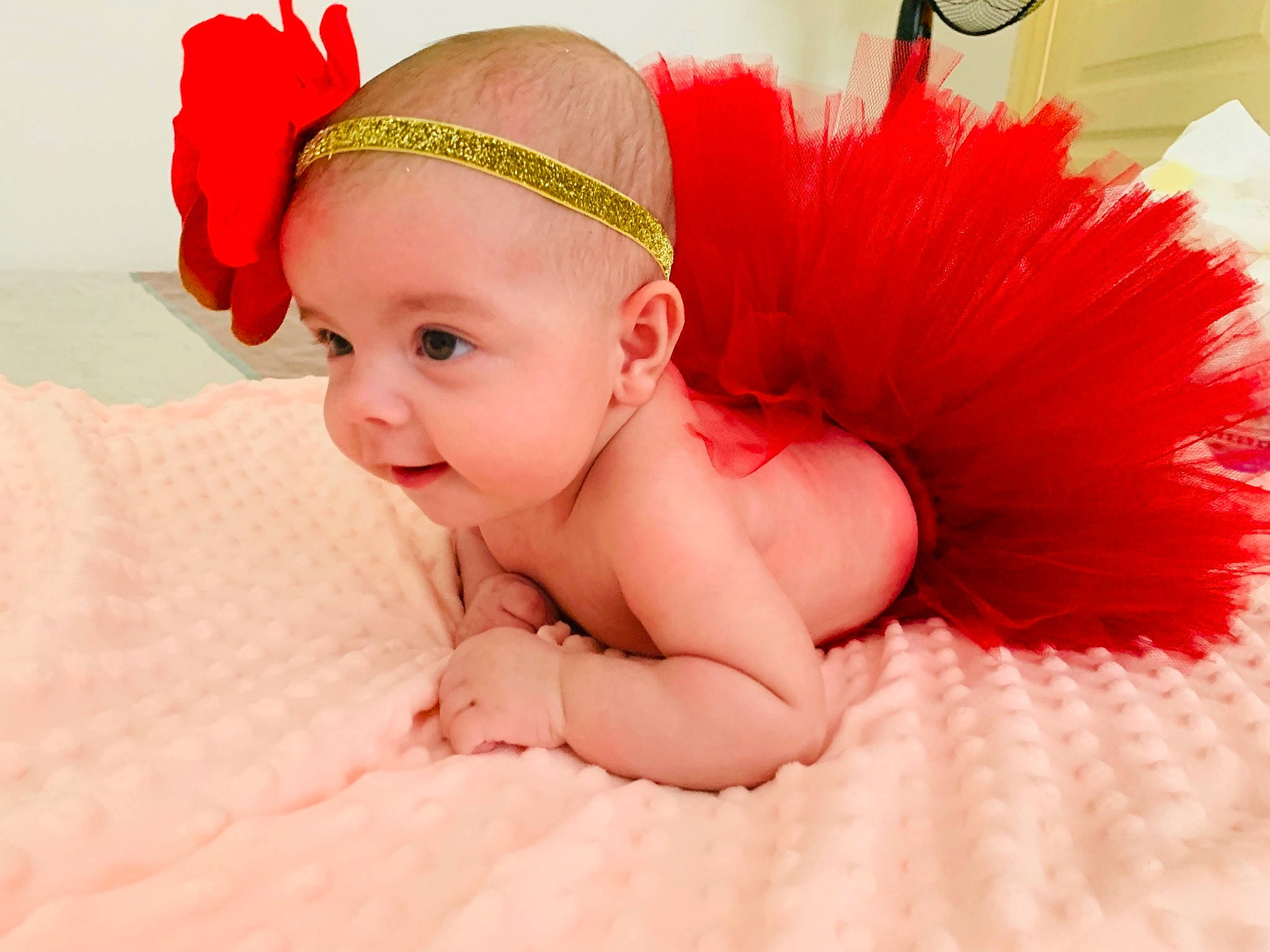 Léonie a rejoint le concours — aidez-le/la à gagner de superbes lots ! baby, cheek, child, costume, costume_accessory, ear, face, fashion_accessory, hair_accessory, head, headband, headgear, headpiece, lip, mouth, person, photography, pink, red, skin