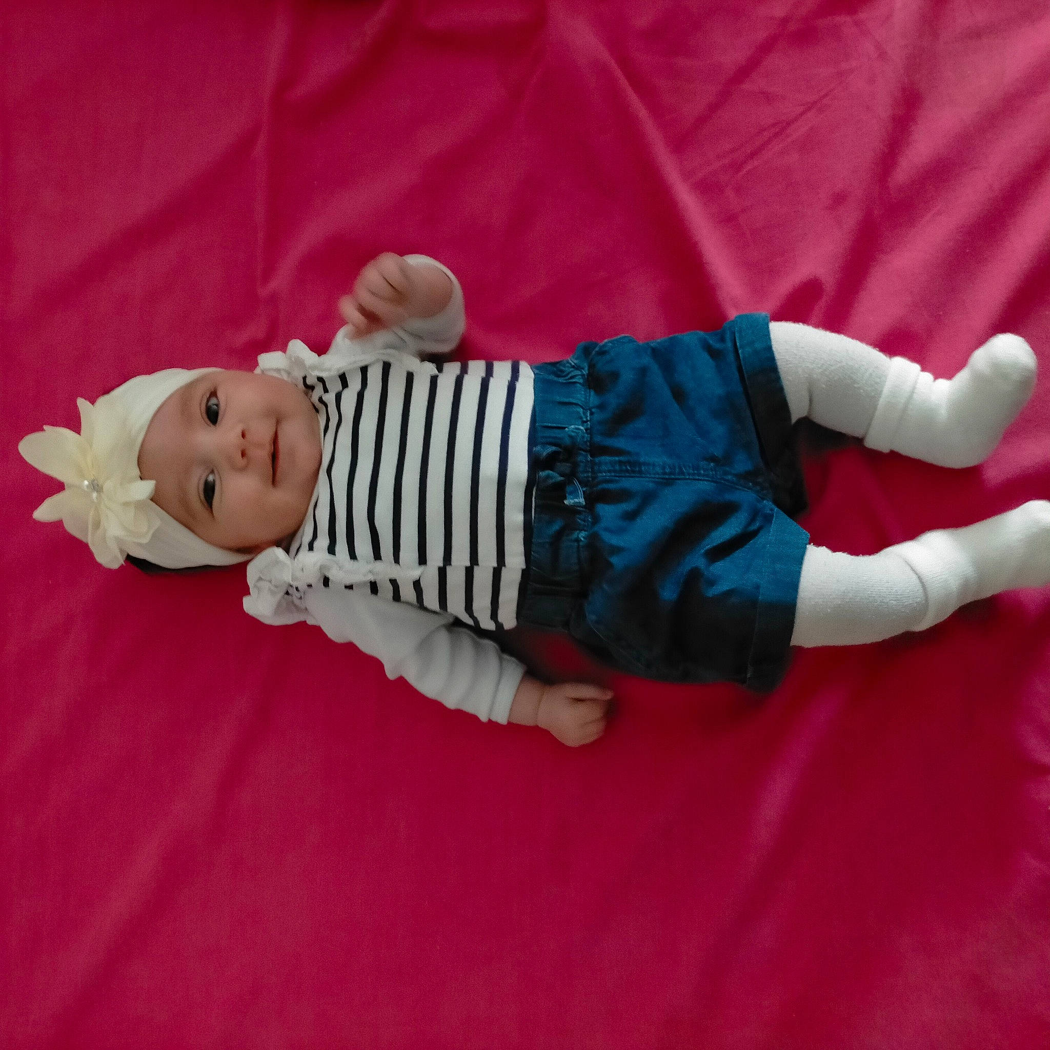 Elisa a rejoint le concours — aidez-le/la à gagner de superbes lots ! baby, baby_products, baby_toddler_clothing, child, comfort, face, finger, flooring, fun, happy, headwear, human_body, joy, leg, magenta, pattern, person, sitting, sleeve, smile