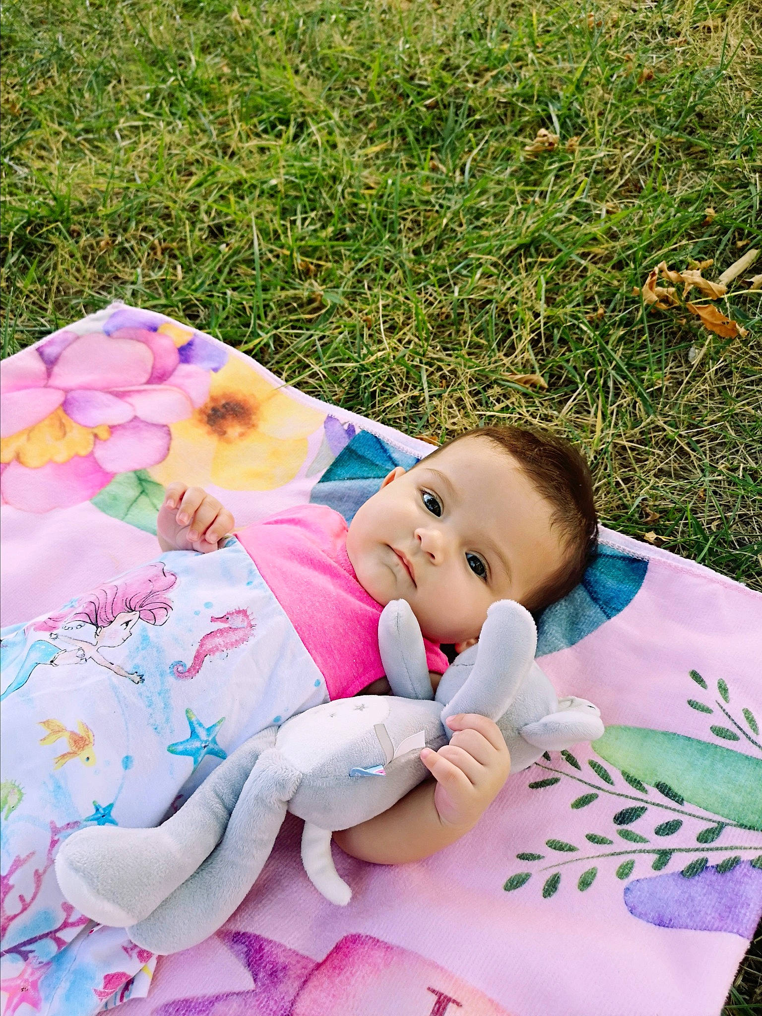 Léona a rejoint le concours — aidez-le/la à gagner de superbes lots ! baby, child, grass, happy, person, pink, plant, skin, toddler