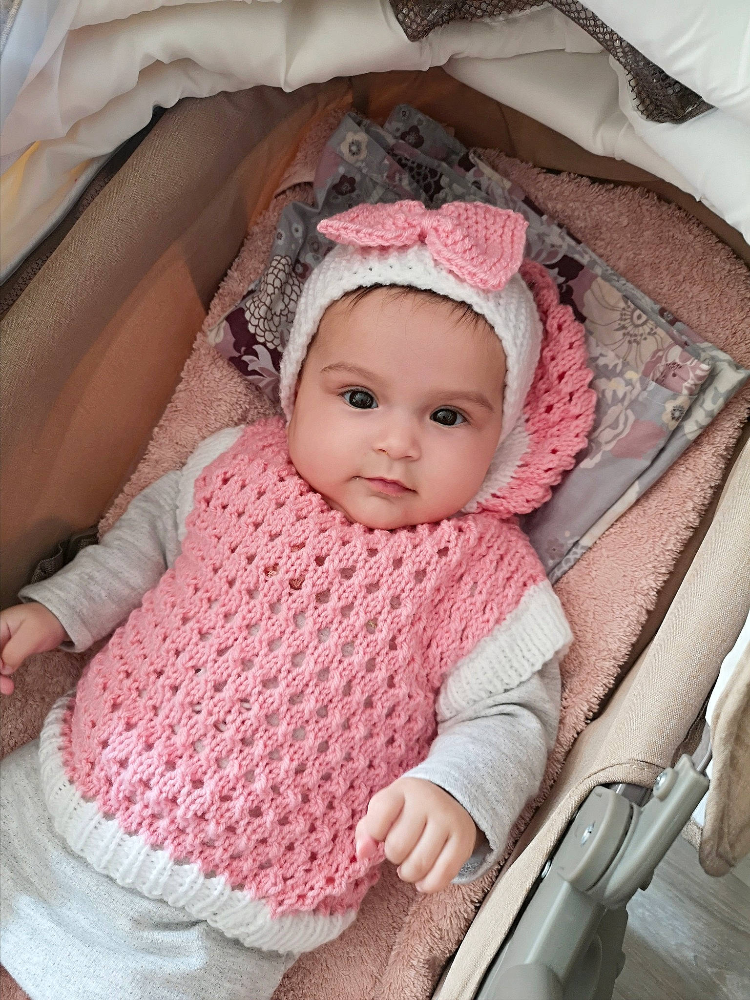 Léona a rejoint le concours — aidez-le/la à gagner de superbes lots ! art, baby, baby_products, baby_sleeping, child, crochet, headgear, headwear, knitting, outerwear, pattern, person, pink, product, toddler