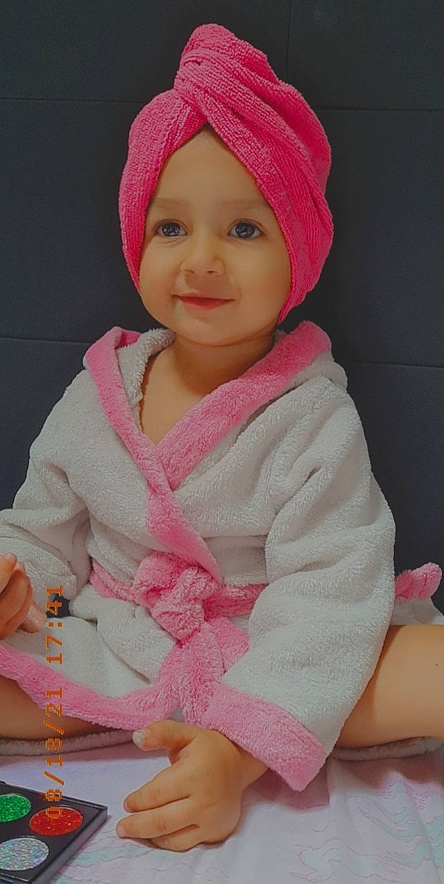 Aïda participe au concours pour gagner de l'argent avec cette photo : baby_toddler_clothing, cap, cheek, chin, cool, eye, face, finger, happy, head, headgear, headwear, jacket, joy, lip, nose, outerwear, person, pink, skin