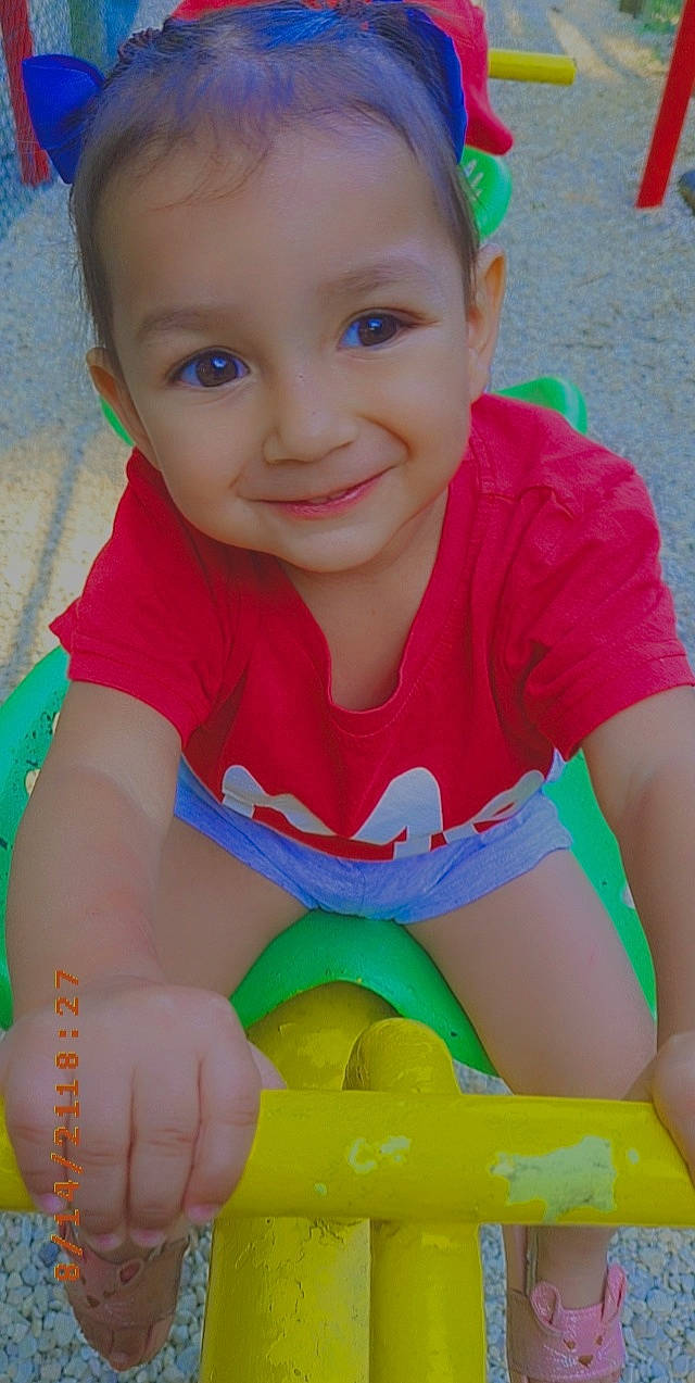 Aïda participe au concours pour gagner de l'argent avec cette photo : baby, baby_playing_with_toys, baby_toddler_clothing, blue, cheek, chin, facial_expression, finger, fun, hairstyle, happy, iris, joy, leisure, organ, person, pink, skin, smile, textile