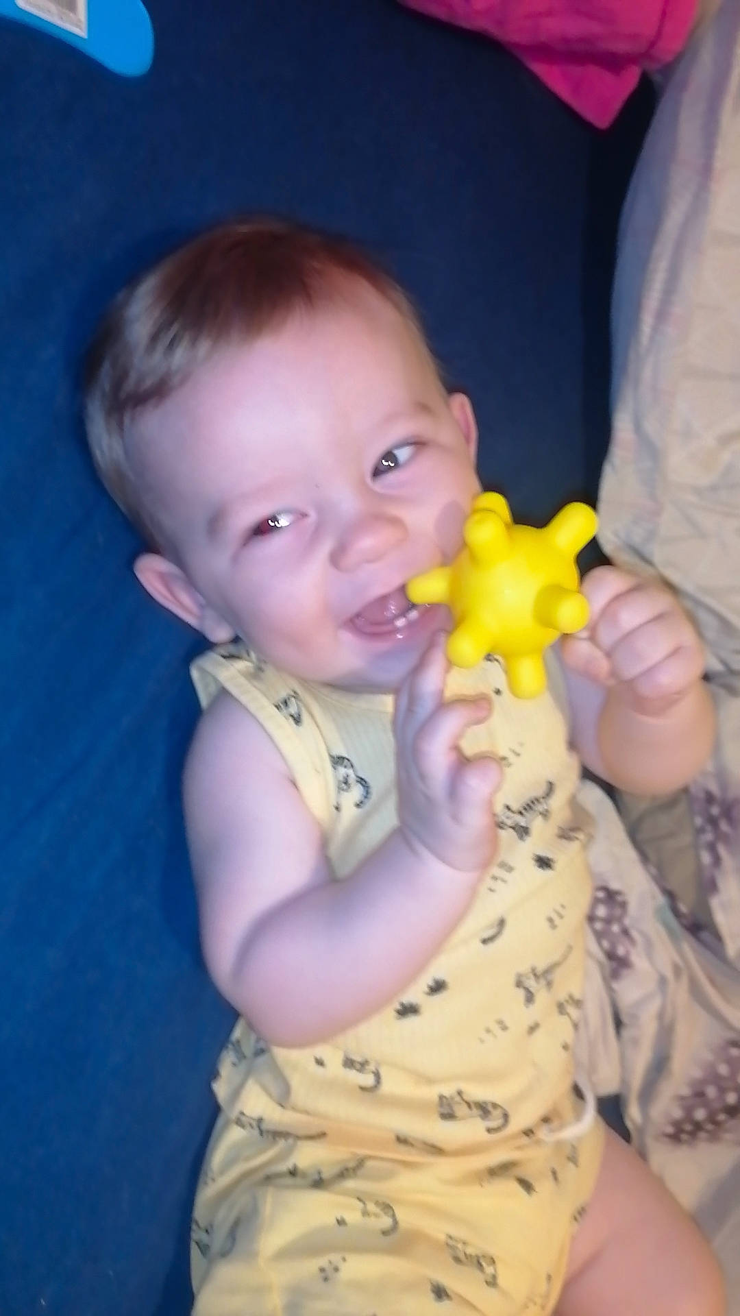 Andreàs participe au concours pour gagner de l'argent avec cette photo : arm, baby, cheek, chin, ear, eyebrow, finger, fun, gesture, hand, happy, human_body, iris, lip, mouth, nail, neck, nose, person, skin