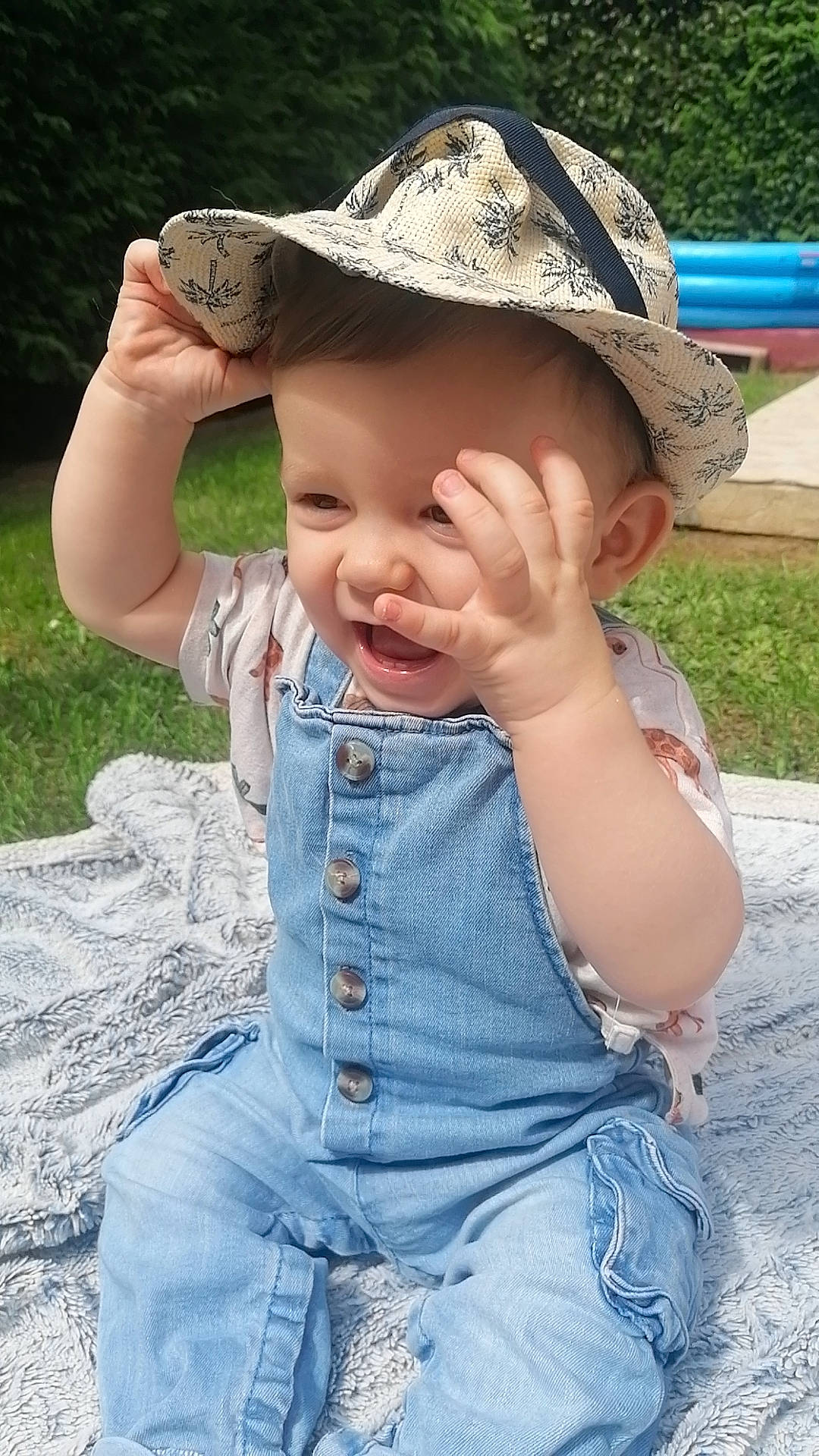Andreàs participe au concours pour gagner de l'argent avec cette photo : baby, baby_toddler_clothing, blue, cap, child, cool, eye, face, grass, happy, hat, head, headgear, leisure, lip, person, plant, skin, sleeve, sun_hat