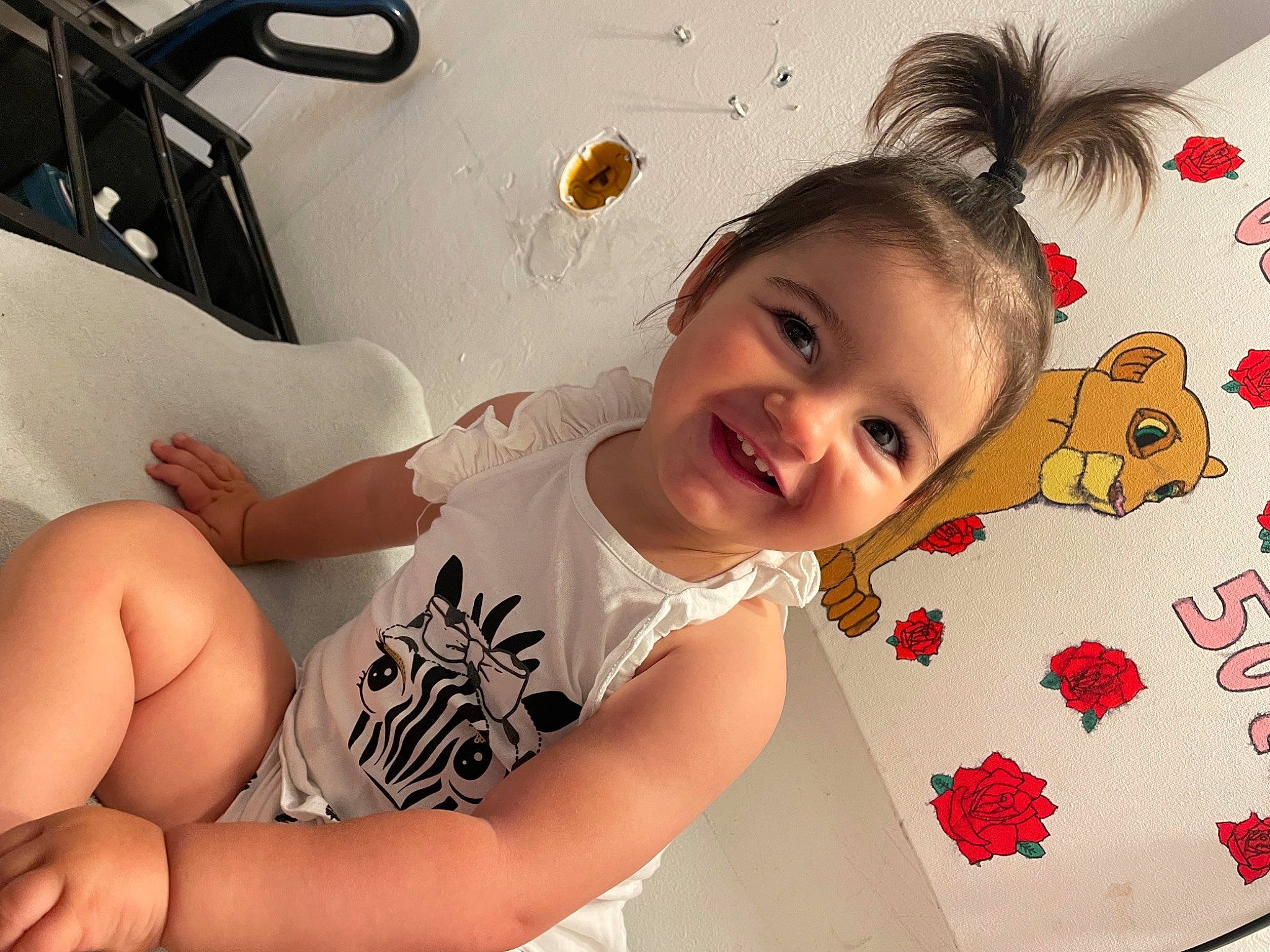 Paloma participe au concours pour gagner de l'argent avec cette photo : bathing, beauty, child, comfort, elbow, eyewear, finger, fun, hair, hairstyle, happy, human_leg, joy, leisure, neck, person, room, skin, smile, t_shirt