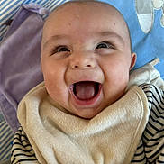 Elio a rejoint le concours — aidez-le/la à gagner de superbes lots ! baby, smiling, face, infant, clothing, striped_clothing, bib, hand, blanket, blue_blanket, purple_blanket, happy, cute, portrait, closeup, skin, head, eyes, mouth, expression