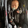 Marlon a rejoint le concours — aidez-le/la à gagner de superbes lots ! baby, infant, sleeping_baby, pacifier, pacifier_chain, car_seat, infant_carrier, buckle, sock, zipper, hooded_clothing, hand, head, quilted_pattern, dark_clothing, cozy, portrait, newborn, indoor, soft_lighting