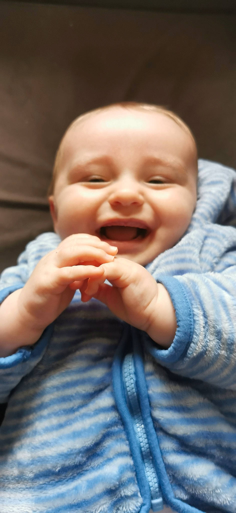 Ayden participe au concours pour gagner de l'argent avec cette photo : baby, blue, cheek, clothing, ear, eyebrow, finger, gesture, happy, iris, jaw, lip, mouth, neck, nose, person, skin, sleeve, smile, thumb