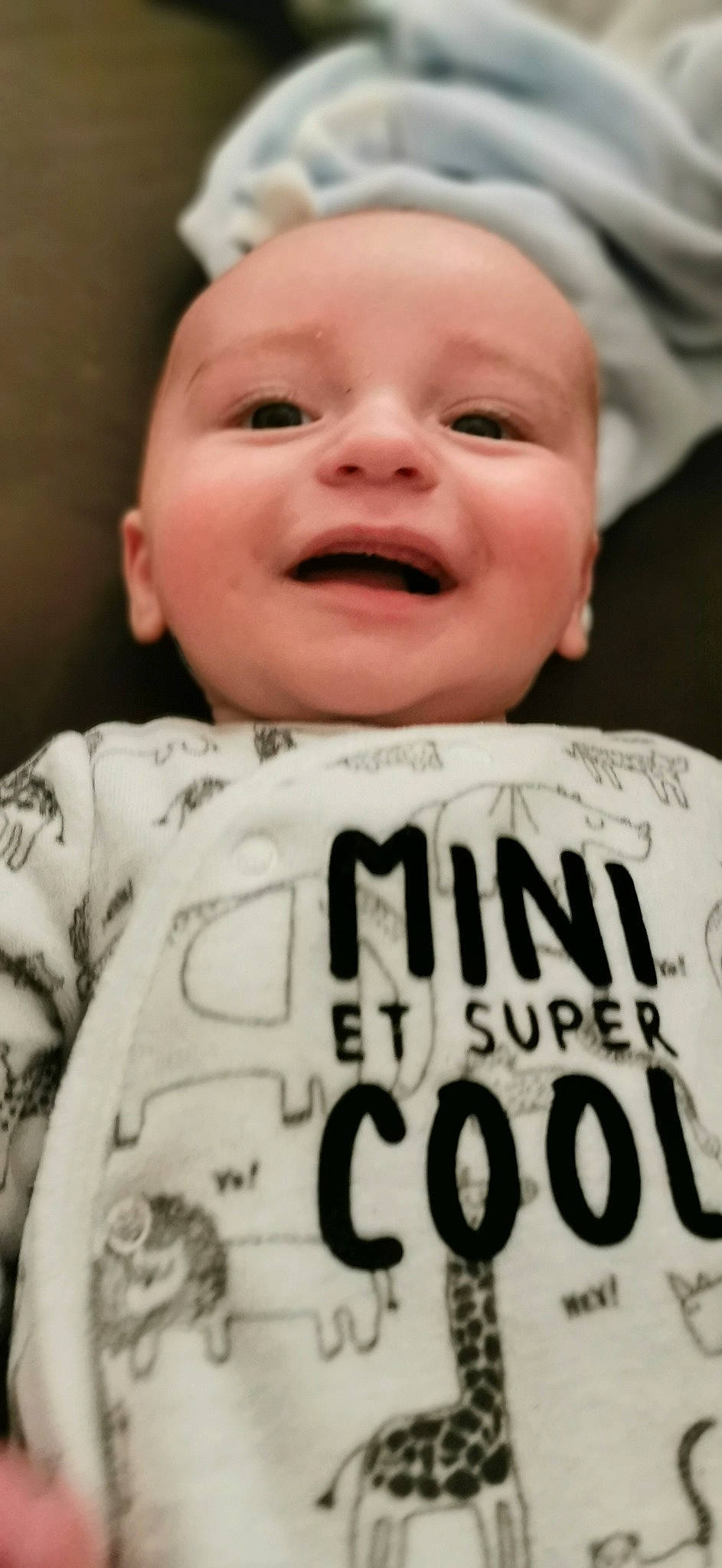 Ayden a rejoint le concours — aidez-le/la à gagner de superbes lots ! baby_toddler_clothing, cheek, chin, eye, eyebrow, facial_expression, forehead, happy, head, human, jaw, lip, mouth, nose, organ, person, skin, sleeve, smile, tooth