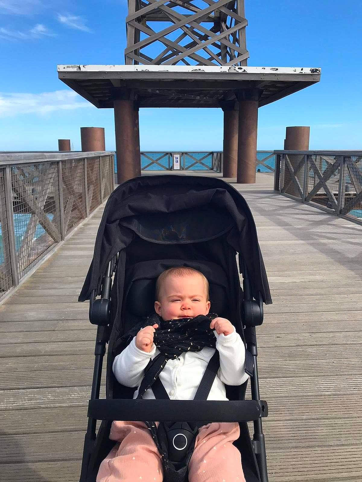 Luciana a rejoint le concours — aidez-le/la à gagner de superbes lots ! baby_carriage, baby_products, child, fun, leisure, person, product, sky, toddler, tourism, vacation, vehicle