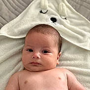 Ilyan a rejoint le concours — aidez-le/la à gagner de superbes lots ! baby, infant, child, towel, hooded_towel, face, skin, bare_chest, blanket, cute, soft_texture, lying_down, indoors, portrait, newborn, expression, relaxed, sleepy, baby_boy, comfort