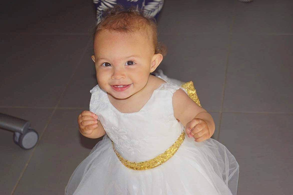 Nell a rejoint le concours — aidez-le/la à gagner de superbes lots ! baby, baby_toddler_clothing, bridal_accessory, child, clothing, dress, event, flash_photography, formal_wear, fun, hair, hairstyle, happy, headgear, iris, joy, person, skin, sleeve, smile