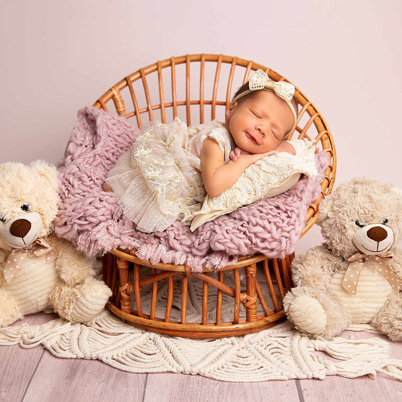 Anna Chjara a rejoint le concours — aidez-le/la à gagner de superbes lots ! baby, basket, bed, blanket, cradle, crib, face, furniture, head, infantbed, newborn, person, sitting, sleeping, teddybear, toy
