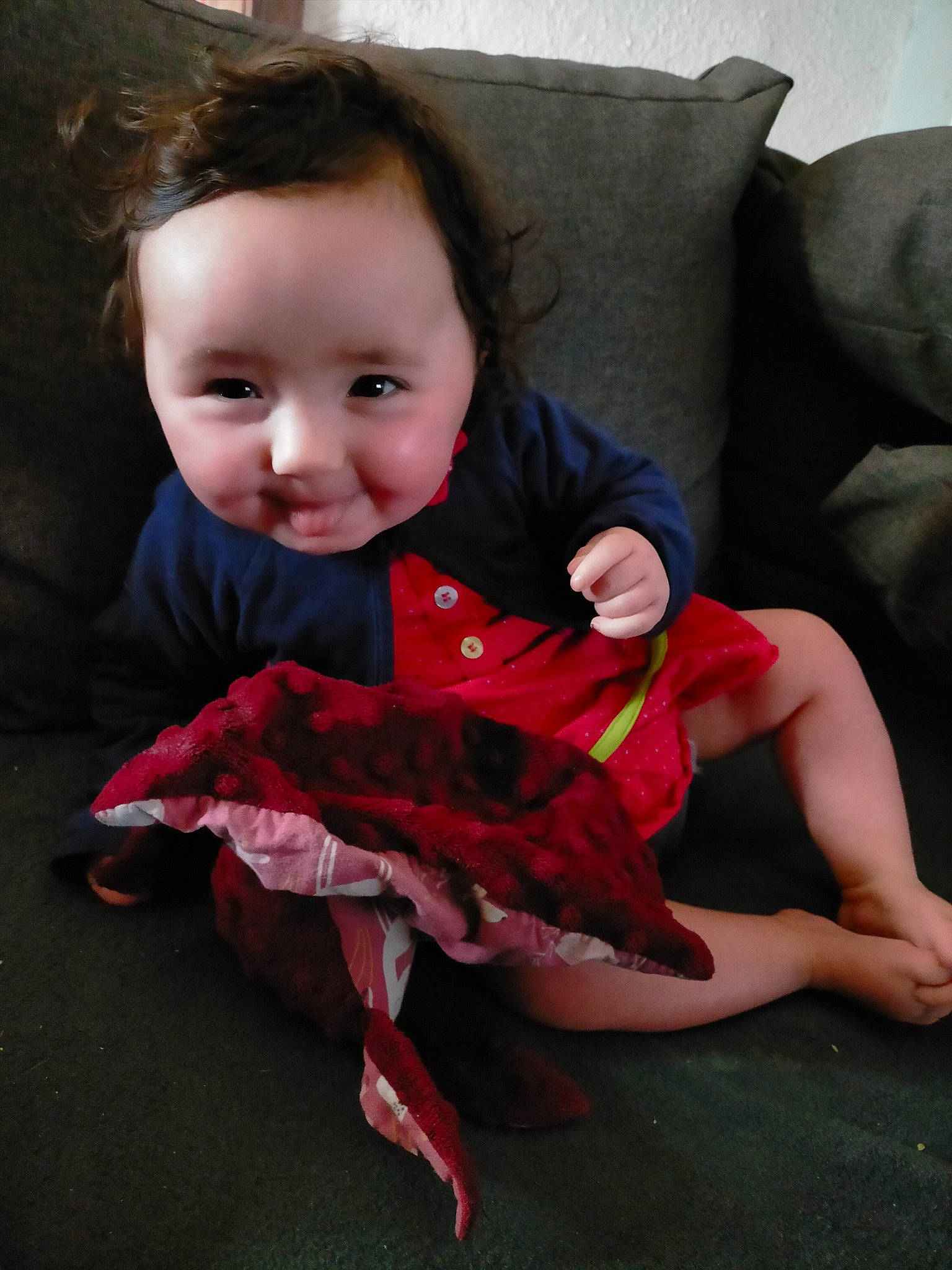 Viviana a rejoint le concours — aidez-le/la à gagner de superbes lots ! baby_toddler_clothing, comfort, couch, finger, floor, flooring, fun, happy, head, iris, leg, lip, neck, person, shoulder, skin, sleeve, smile, sock, toddler