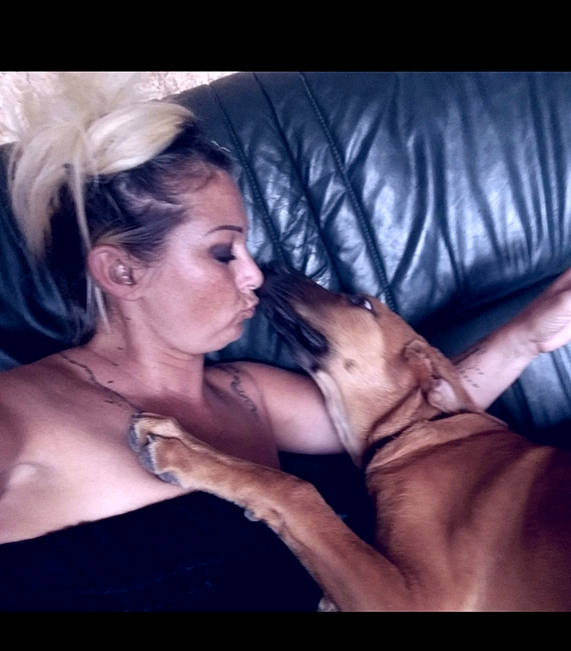 Tessy a rejoint le concours — aidez-le/la à gagner de superbes lots ! arm, beauty, black_hair, blond, chest, ear, flesh, gesture, hand, human, interaction, long_hair, love, mouth, muscle, neck, photography, selfie