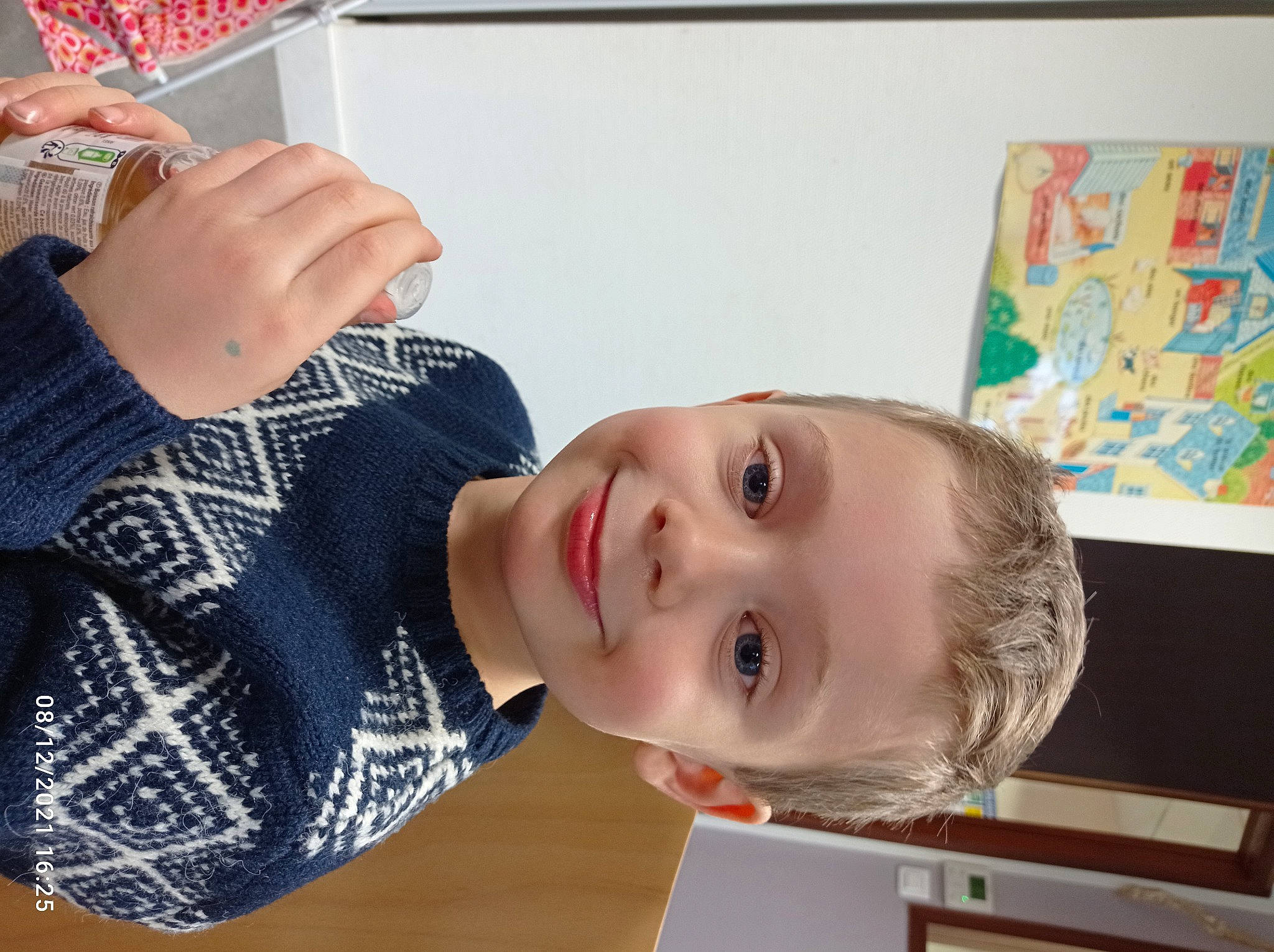 Nathanael participe au concours pour gagner de l'argent avec cette photo : art, child, eyewear, fashion_accessory, flooring, fun, gesture, happy, joy, mouth, nose, pattern, person, plaid, room, smile, t_shirt, toddler, vacation, visual_arts