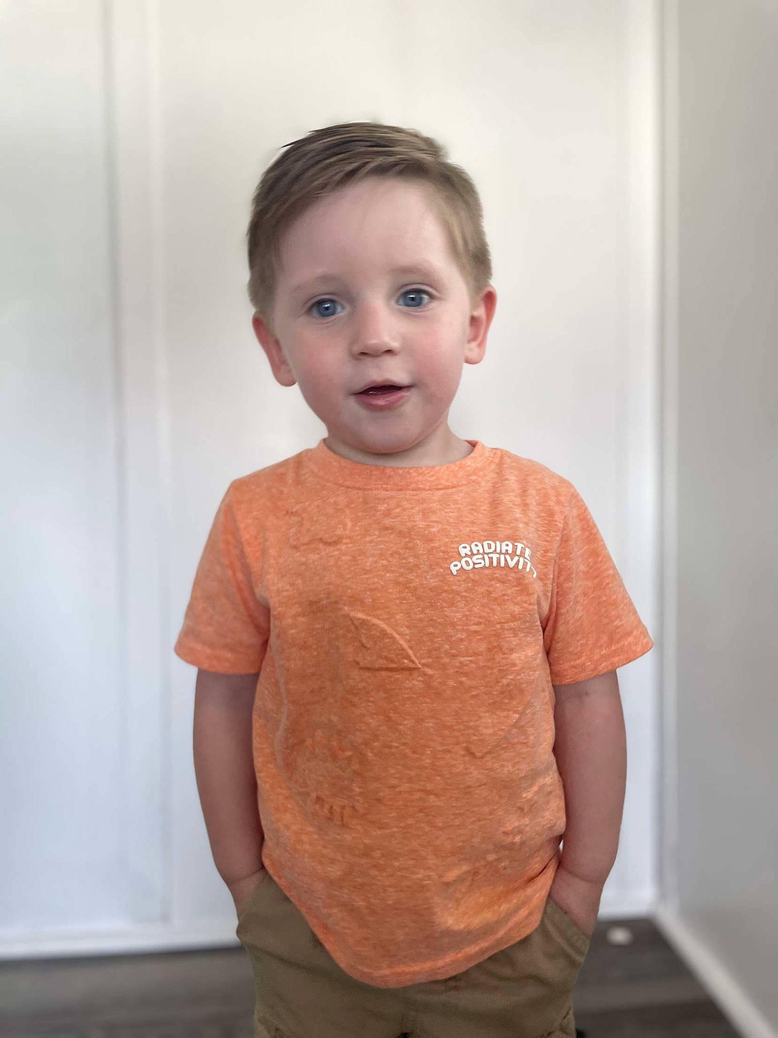 Klay is registered to the contest to win money with this photo: baby_toddler_clothing, cheek, chest, collar, dress_shirt, elbow, forehead, gesture, happy, human_body, lip, neck, nose, person, shoulder, skin, sleeve, t_shirt, toddler, trunk