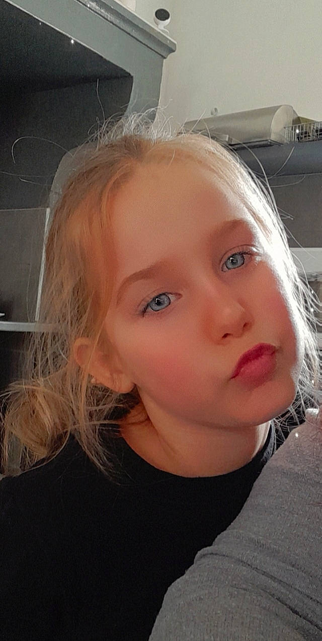 Ynnaia participe au concours pour gagner de l'argent avec cette photo : blond, brown_hair, cheek, child, chin, ear, eyebrow, eyelash, flash_photography, fun, iris, jaw, lip, long_hair, nose, person, selfie, surfer_hair, toddler, vehicle_door