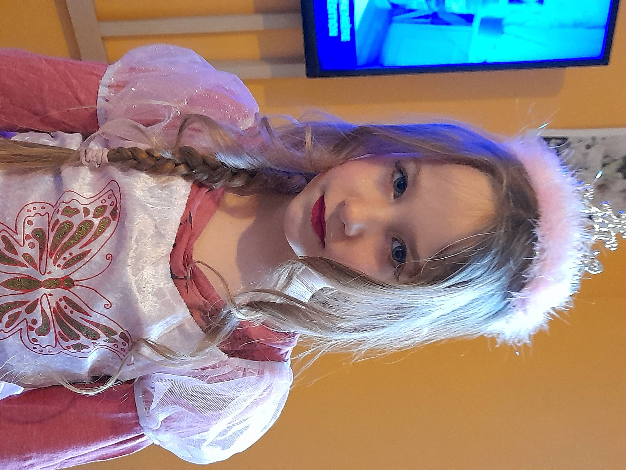 Ynnaia participe au concours pour gagner de l'argent avec cette photo : beauty, brown_hair, cable_television, child, electric_blue, eyelash, face, fashion_accessory, fun, hair, hair_coloring, head, headpiece, home_appliance, led_backlit_lcd_display, long_hair, person, picture_frame, smile, television