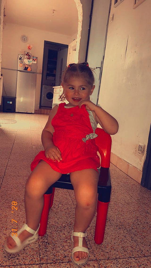 Lynaelle participe au concours pour gagner de l'argent avec cette photo : baby_toddler_clothing, calf, child_model, door, dress, eye, floor, flooring, foot, human_leg, joint, joy, knee, mouth, person, pink, red, sandal, shoulder, sock