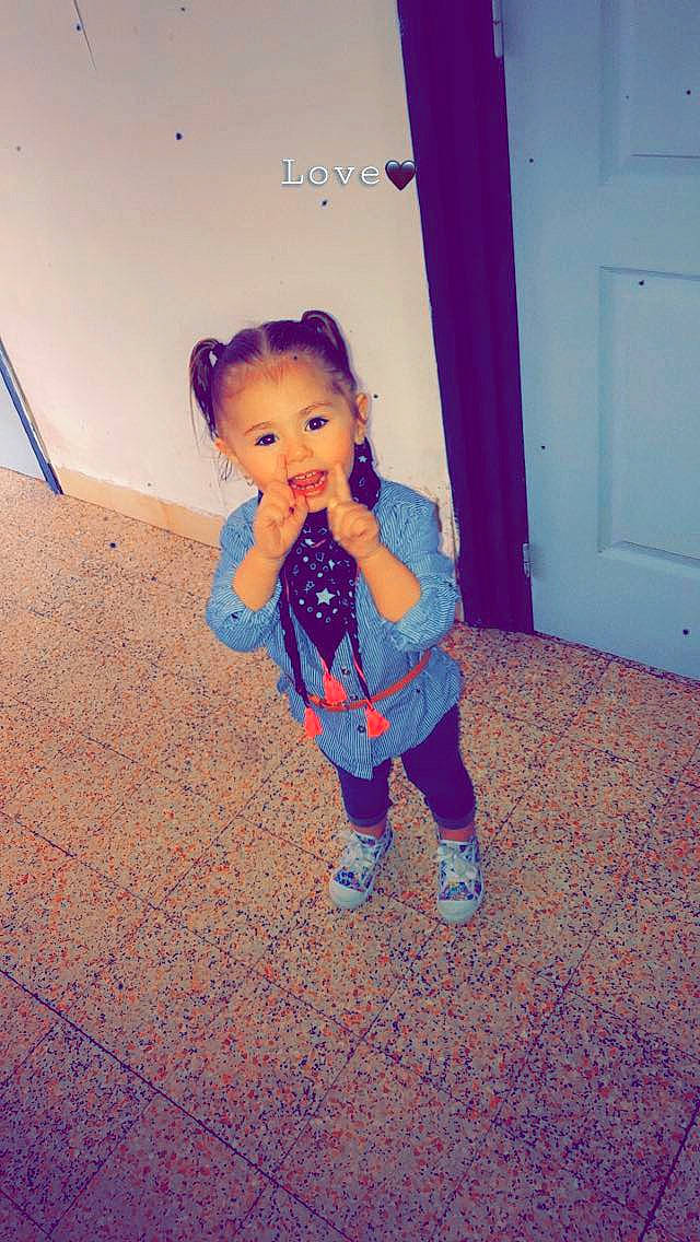 Lynaelle participe au concours pour gagner de l'argent avec cette photo : baby, baby_toddler_clothing, child, child_model, door, floor, flooring, home_door, mouth, person, purple, shoe, sock, toddler