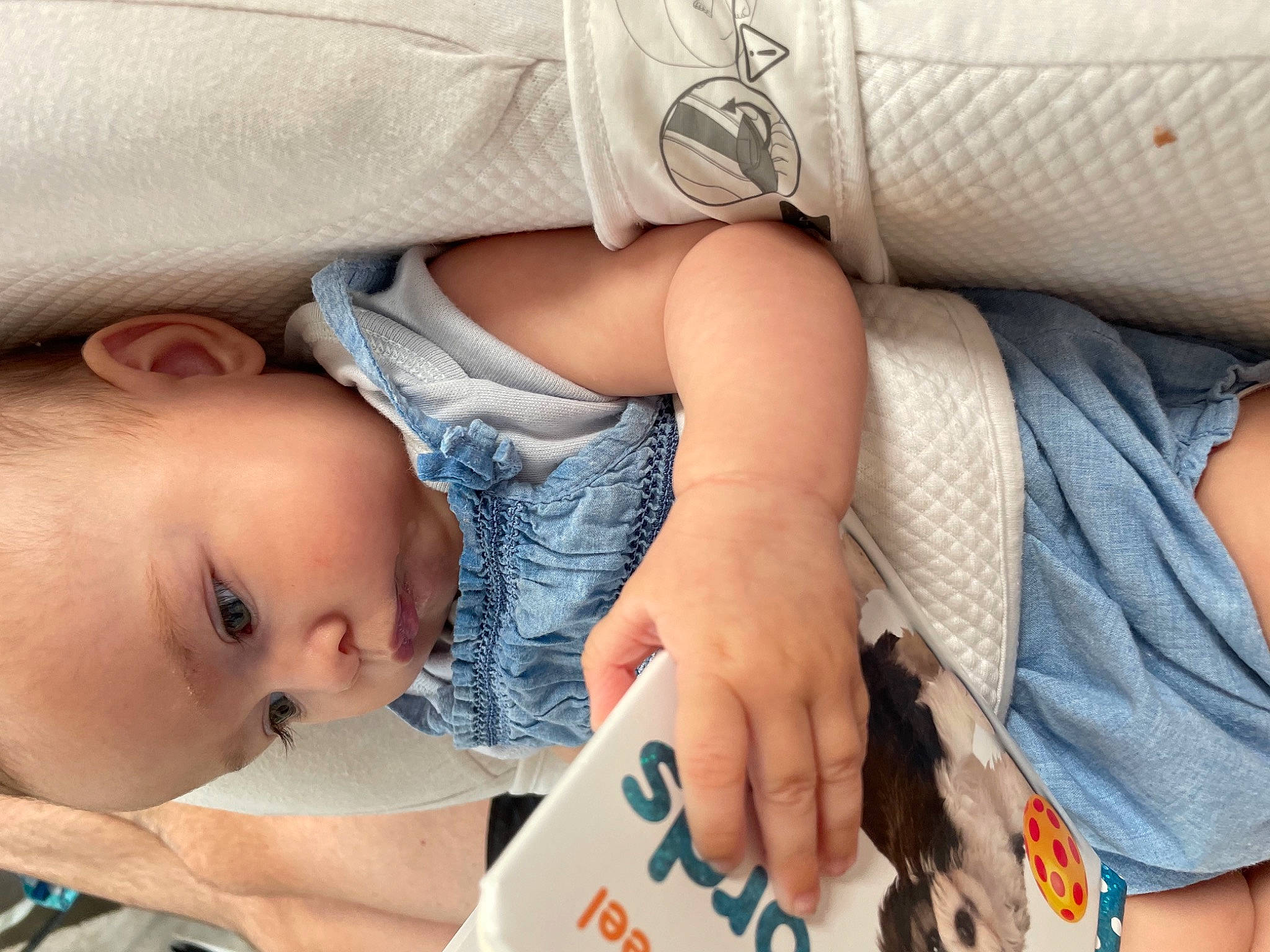 Anna a rejoint le concours — aidez-le/la à gagner de superbes lots ! baby, baby_toddler_clothing, cheek, child, comfort, elbow, finger, gesture, hand, happy, human, nail, pattern, people, person, product, skin, textile, toddler, white