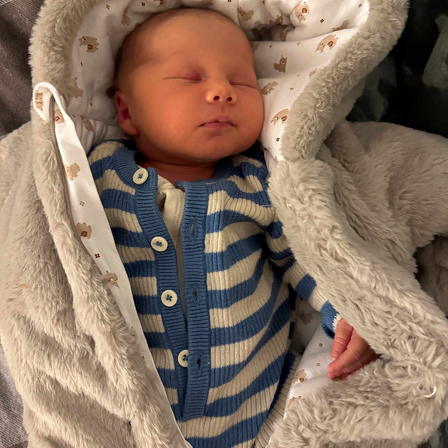 Elior a rejoint le concours — aidez-le/la à gagner de superbes lots ! baby, blanket, buttoned_clothing, child, cozy, cute, face, fur, hand, hood, indoors, infant, newborn, peaceful, portrait, resting, sleeping, soft, striped_clothing, warm