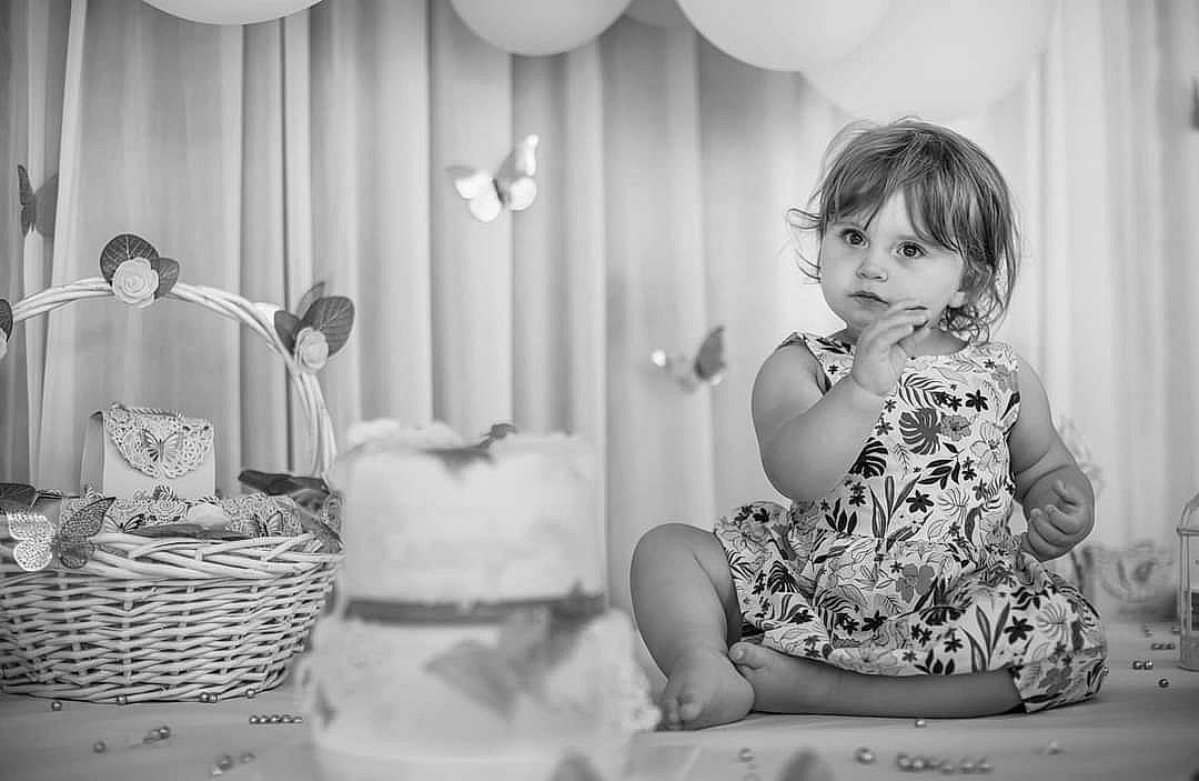 Kassy a rejoint le concours — aidez-le/la à gagner de superbes lots ! black, black_and_white, child, comfort, curtain, drinkware, facial_expression, flash_photography, hairstyle, happy, monochrome, monochrome_photography, person, photograph, picture_frame, room, sitting, snapshot, style, toddler