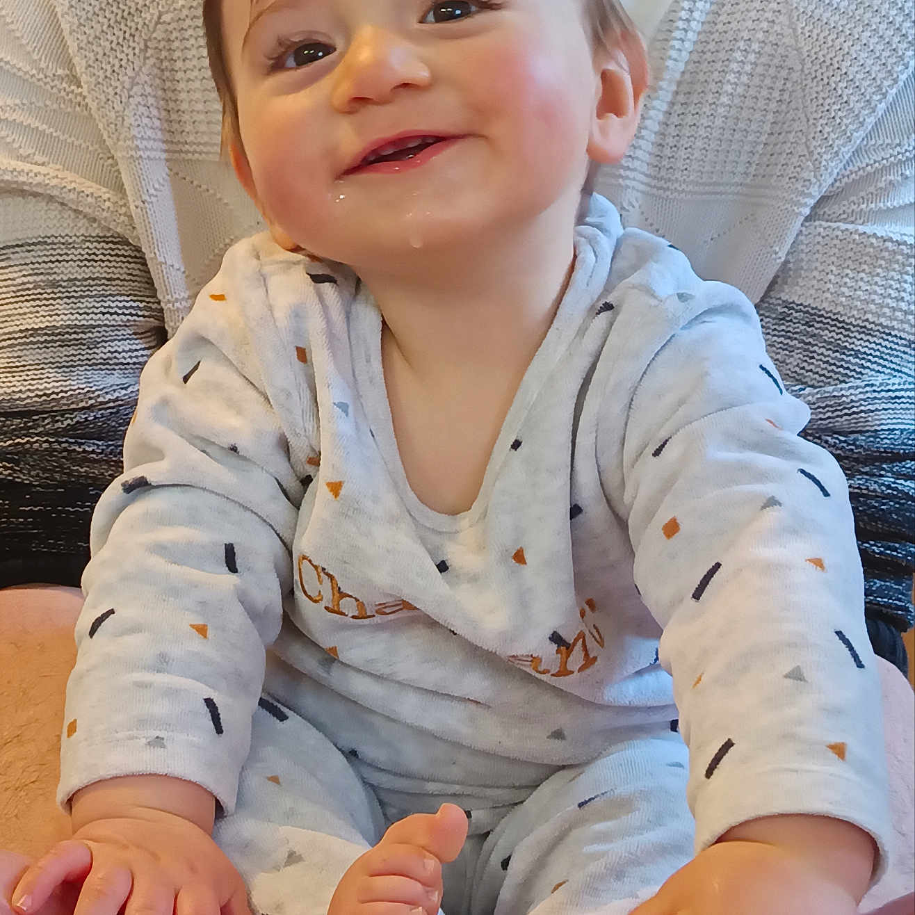 Noëlan a rejoint le concours — aidez-le/la à gagner de superbes lots ! baby, child, smiling, happy, infant, person, clothing, hands, feet, sitting, adult, supporting, cozy, patterned_outfit, rosy_cheeks, indoors, portrait, cute, toddler, family