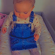 Leewena a rejoint le concours — aidez-le/la à gagner de superbes lots ! baby, toddler, denim_overalls, pigtails, blue_bows, long_eyelashes, sitting, changing_pad, nursery, tights, patterned_top, crib, cute, portrait, indoor, soft_lighting, pink_basket, small_hands, star_pattern, neutral_wall