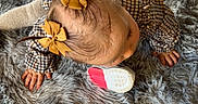 Leewena a rejoint le concours — aidez-le/la à gagner de superbes lots ! baby, bows, checkered_shirt, child, crawling, cute, fingers, furry_rug, grey_rug, hair_bow, hand, indoor, infant, plaid_clothing, play_mat, sneaker, tile_floor, toddler, top_view, toy