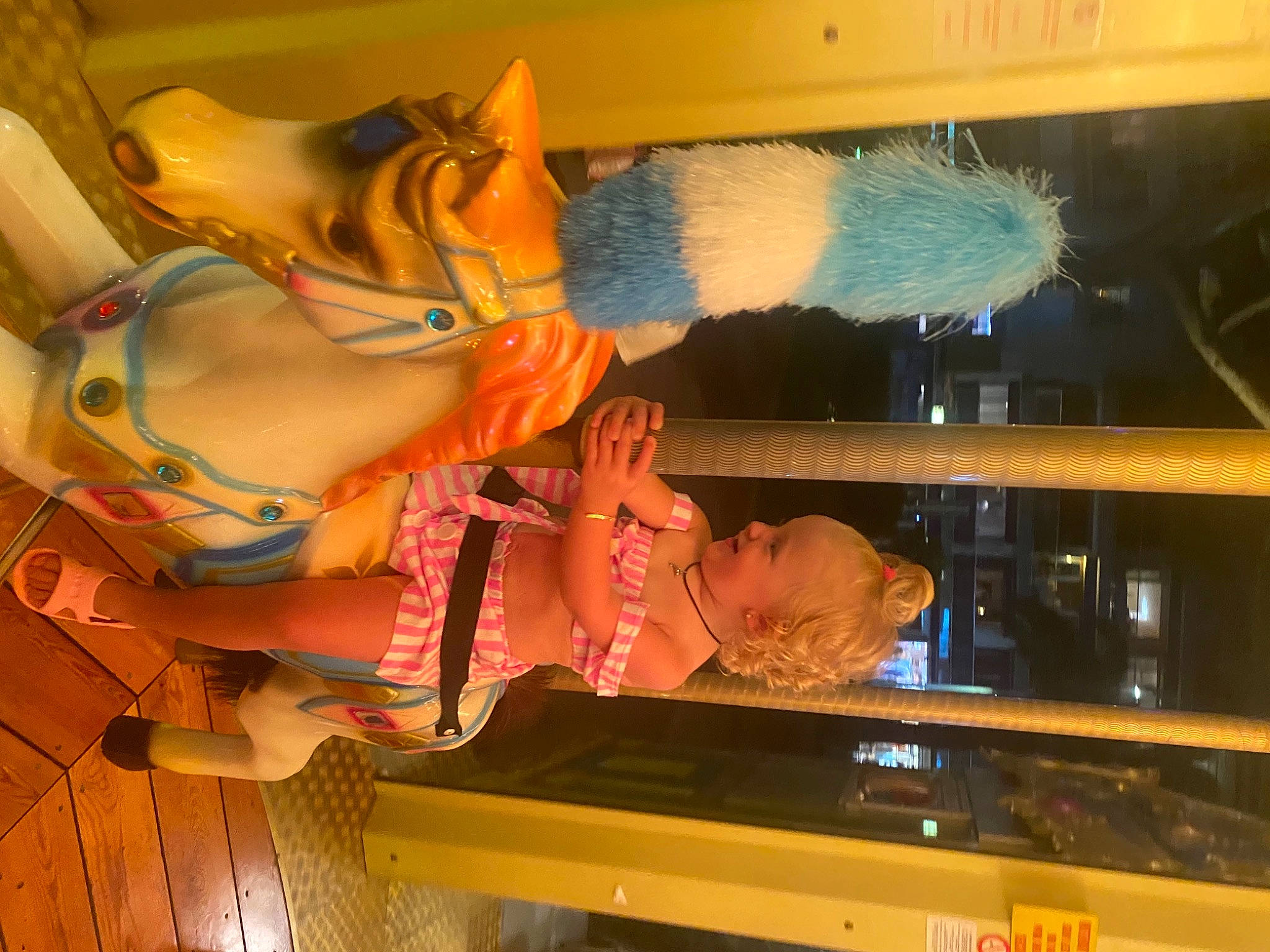 Summer a rejoint le concours — aidez-le/la à gagner de superbes lots ! art, display_device, entertainment, event, flesh, fun, home_appliance, human_body, human_leg, machine, peach, person, recreation, room, thigh, visual_arts, wood