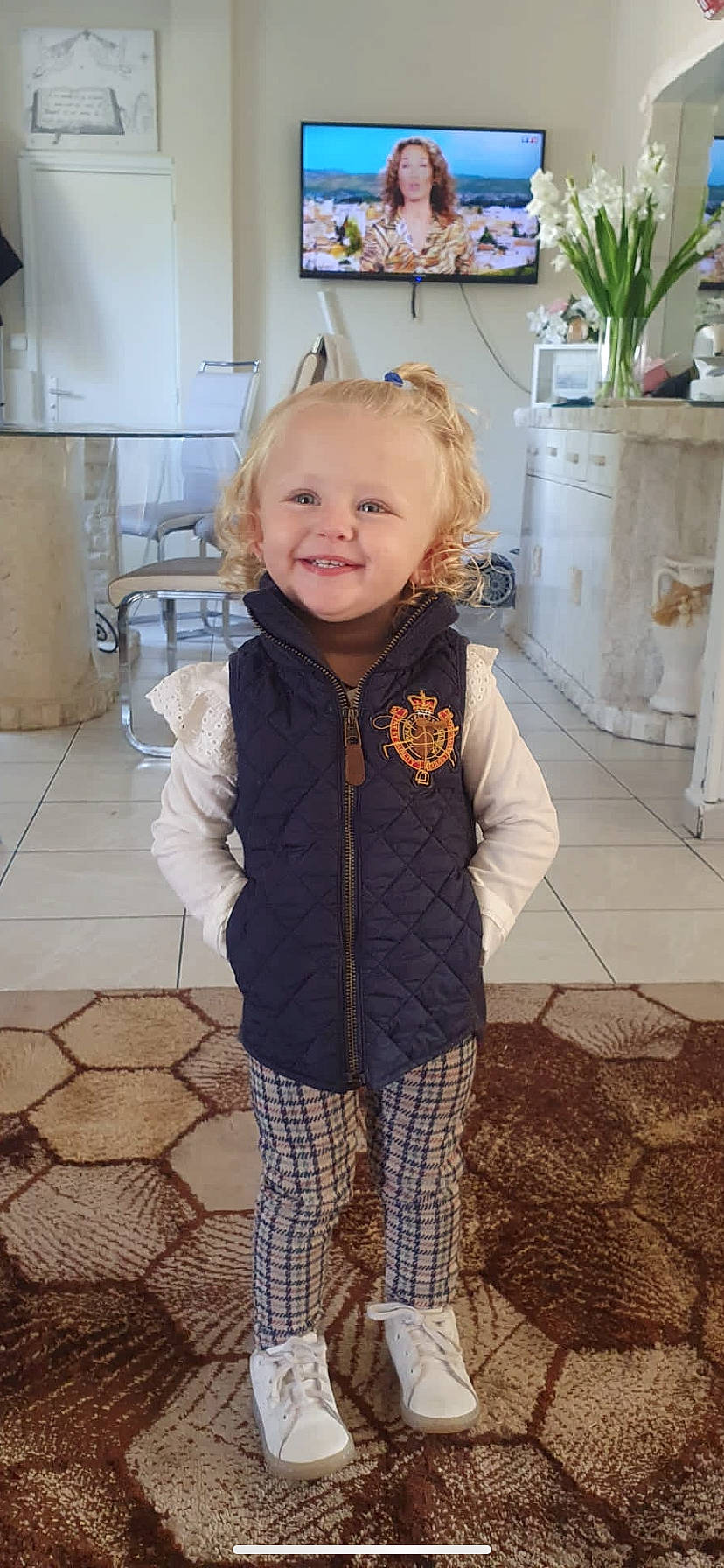 Summer participe au concours pour gagner de l'argent avec cette photo : baby_toddler_clothing, cabinetry, child, clothing, face, floor, flooring, flowerpot, hair, head, houseplant, iris, joy, kitchen, pattern, person, plant, shoulder, sleeve, smile