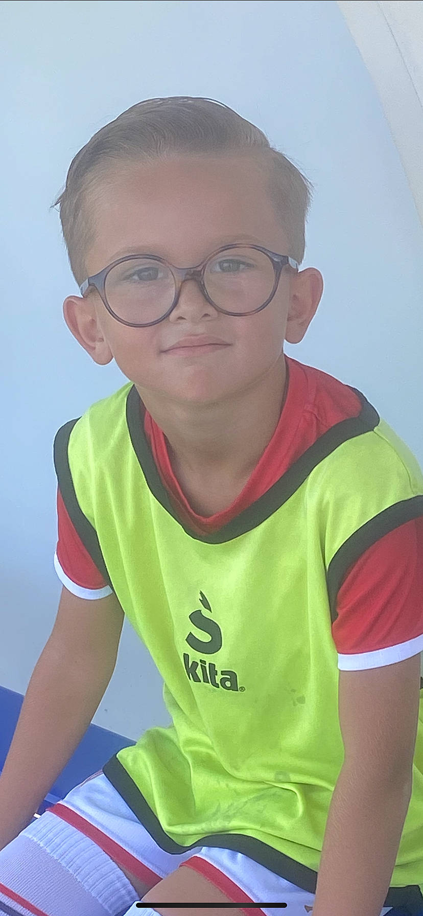 Days participe au concours pour gagner de l'argent avec cette photo : cool, eye, eyewear, forehead, fun, gesture, glasses, happy, head, leisure, neck, person, personal_protective_equipment, player, red, sleeve, smile, sportswear, t_shirt, toddler