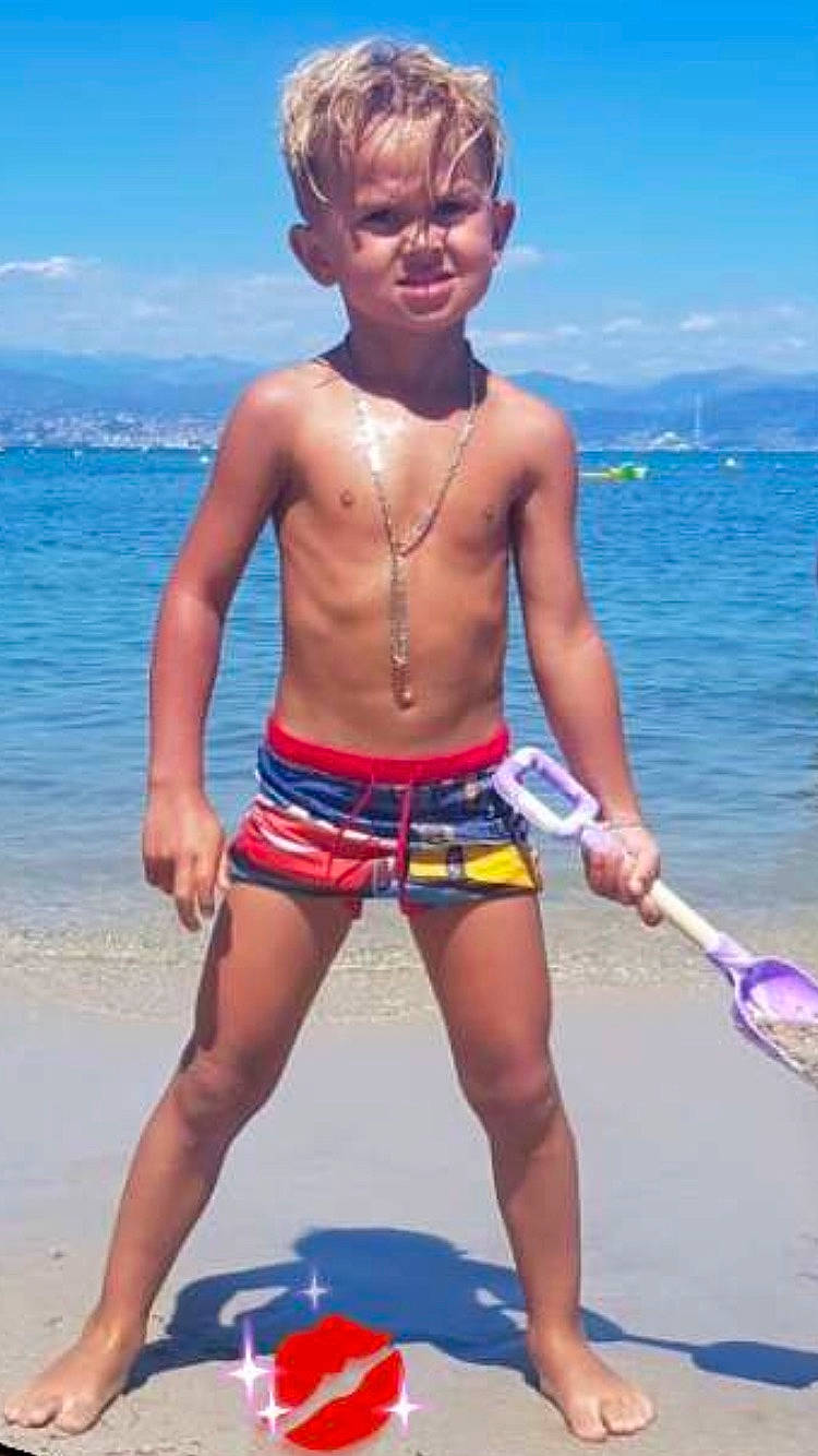 Days participe au concours pour gagner de l'argent avec cette photo : abdomen, azure, beach, blue, chest, cloud, happy, joy, leisure, muscle, organ, people_on_beach, person, shorts, sky, summer, thigh, travel, trunk, trunks