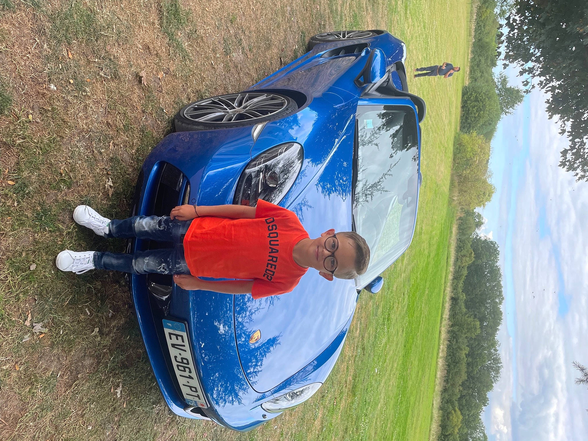 Days a rejoint le concours — aidez-le/la à gagner de superbes lots ! automotive_design, automotive_exterior, automotive_lighting, automotive_tire, bumper, car, electric_blue, grass, helmet, hood, joy, motor_vehicle, outdoor_recreation, person, personal_protective_equipment, recreation, sky, tire, tree, vehicle