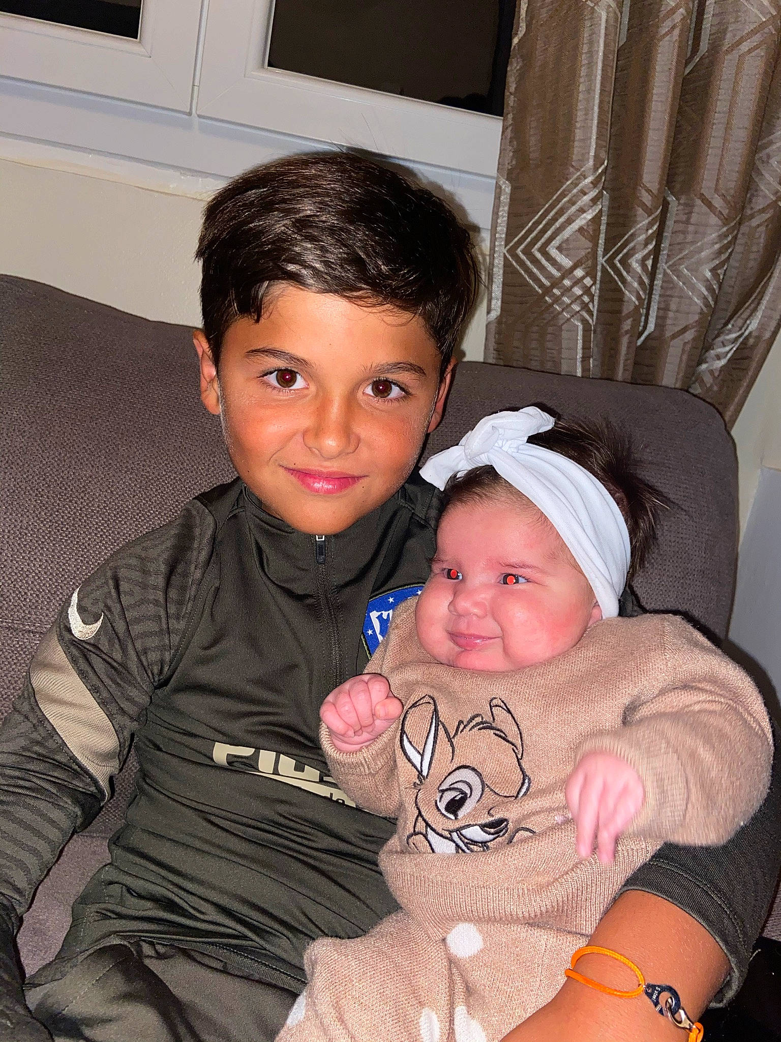 Preston participe au concours pour gagner de l'argent avec cette photo : baby, baby_toddler_clothing, cap, cheek, child, comfort, cool, eye, face, facial_expression, fun, hand, happy, headwear, joy, lap, mouth, person, skin, sleeve