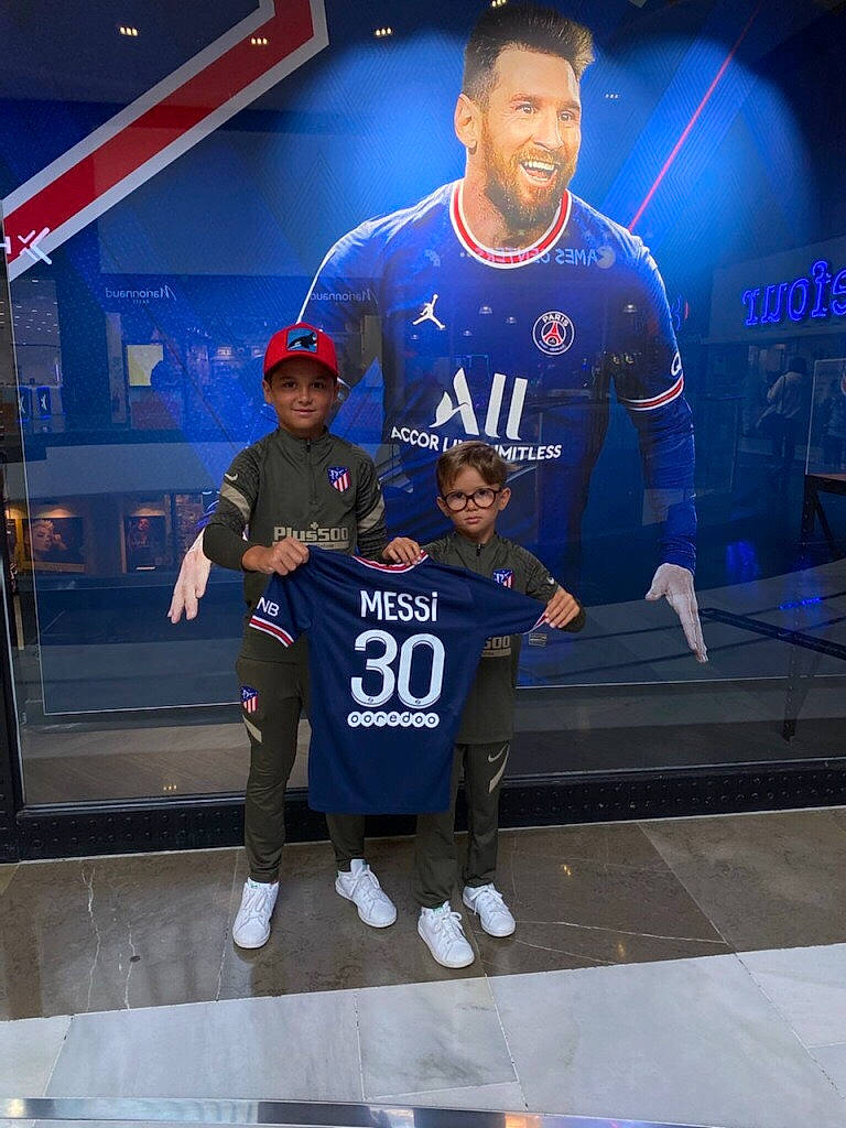 Preston participe au concours pour gagner de l'argent avec cette photo : ball_game, competition_event, electric_blue, entertainment, event, fan, fun, headwear, jersey, joy, person, player, recreation, smile, sports, sports_jersey, sports_uniform, sportswear, t_shirt, team_sport
