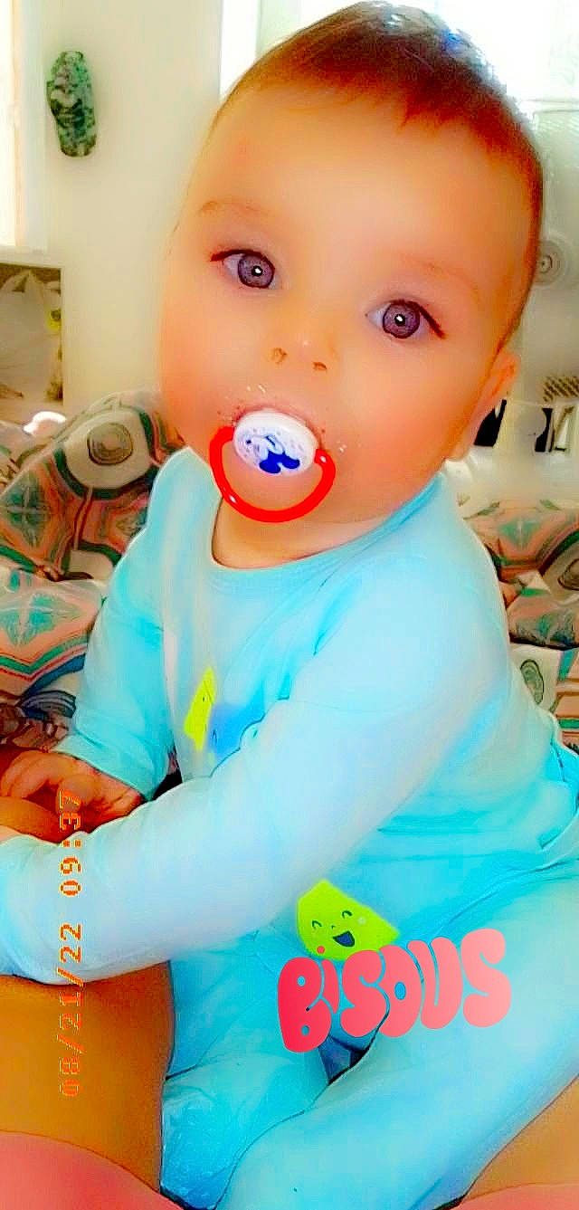 François a rejoint le concours — aidez-le/la à gagner de superbes lots ! baby, baby_products, baby_toddler_clothing, blue, cheek, child, elbow, electric_blue, eyelash, fun, happy, mouth, nail, party_supply, person, plastic, play, sleeve, sweetness, t_shirt