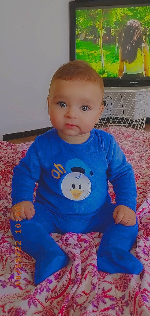 François participe au concours pour gagner de l'argent avec cette photo : baby, baby_products, baby_toddler_clothing, cheek, electric_blue, eye, facial_expression, flooring, fun, hairstyle, happy, head, iris, nose, person, sitting, skin, sleeve, standing, t_shirt