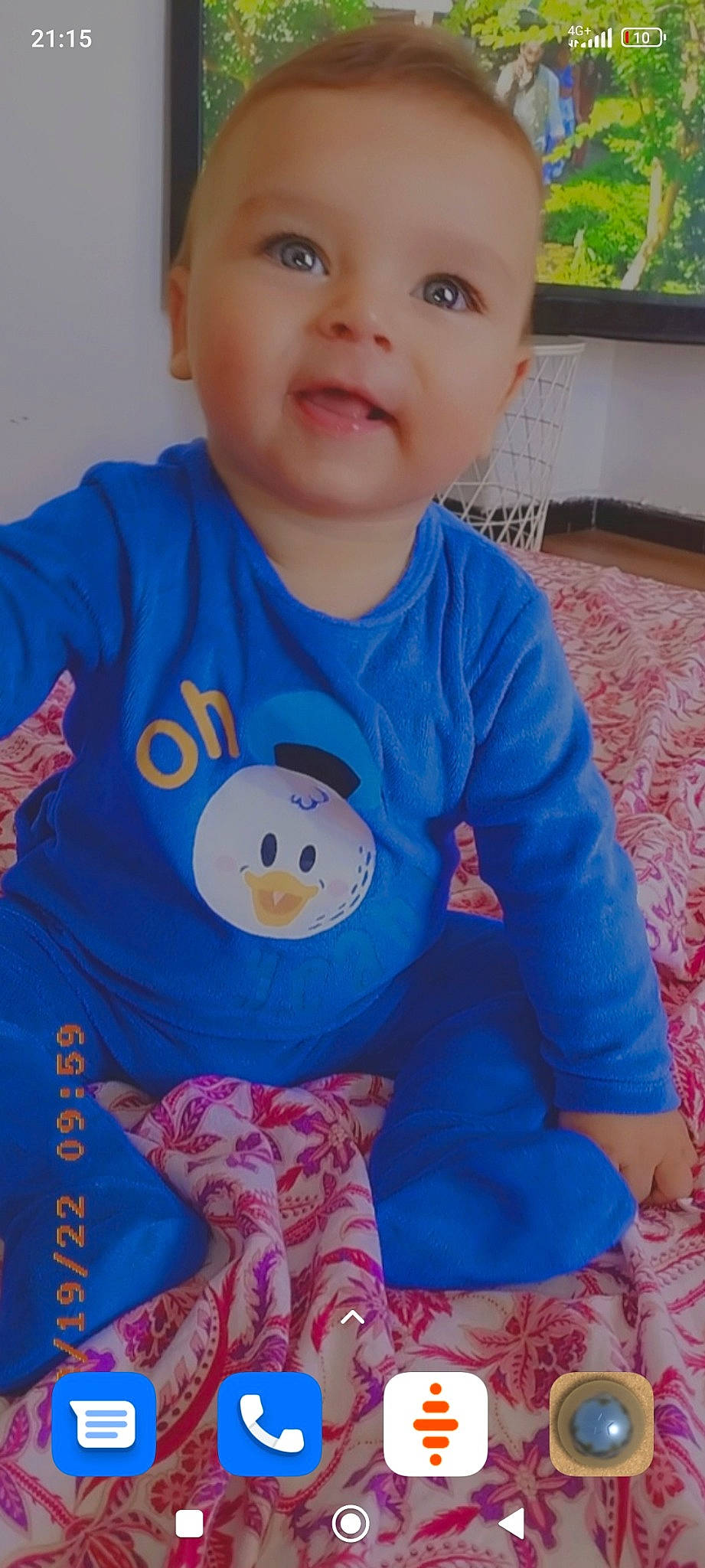 François a rejoint le concours — aidez-le/la à gagner de superbes lots ! arm, baby_toddler_clothing, blue, child, face, facial_expression, happy, head, mammal, nose, organ, outerwear, person, pink, shirt, skin, sleeve, smile, t_shirt, toddler