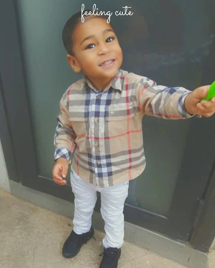 Maïlan a rejoint le concours — aidez-le/la à gagner de superbes lots ! baby_toddler_clothing, cheek, child, cool, dress_shirt, eye, face, fun, gesture, happy, joy, pattern, person, plaid, sleeve, smile, standing, t_shirt, thumb, toddler