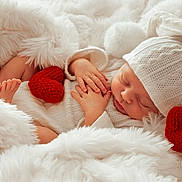 Nolann a rejoint le concours — aidez-le/la à gagner de superbes lots ! baby, infant, sleeping, white_blanket, knit_hat, red_hearts, cozy, soft_texture, cute, hands, feet, warm, rest, newborn, portrait, closeup, sleep, comfort, love, cute_baby